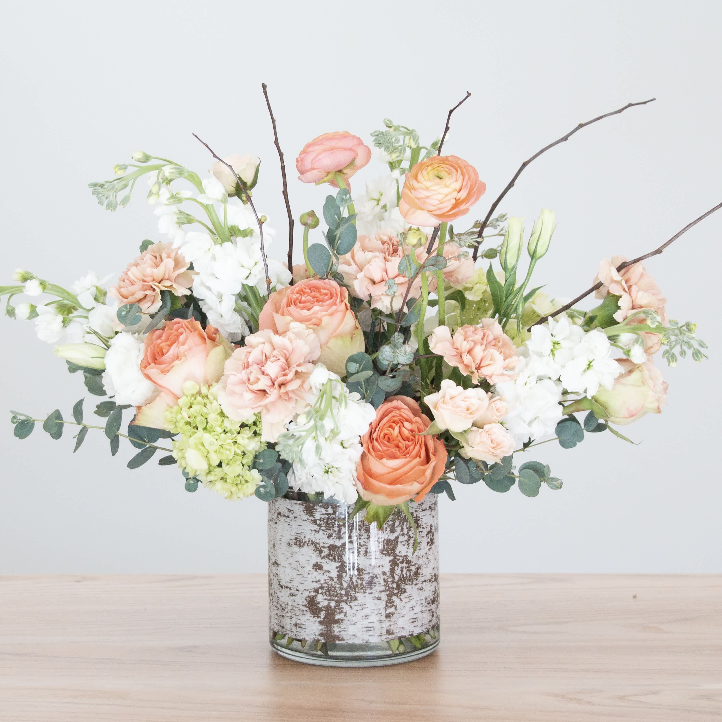 Peach Rustic Style Peach Rustic Style - It was wrapped in a transparent vase in the shape of tree bark, and the flowers were arranged with a peach theme.