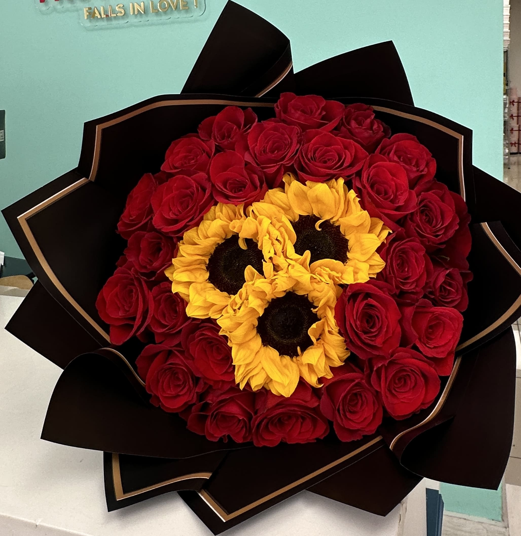 SunFlowers Red Roses Bouquet SunFlowers Red Roses Bouquet - Sun Flowers | Red Roses Bouquet for Love. Discover elegance with our Flowers & Red Roses Bouquet for Her, available in Miami in three exquisite presentations. Each option is designed to capture the essence of true romance and sophistication. Ideal for anniversaries, proposals, or simply as a gesture of love, these high-quality red roses symbolize lasting passion and commitment. Choose from our varied presentations to find the perfect size and style that best suits your special occasion. With delivery available in Miami, our bouquet of red roses & Sunflowers are the perfect choice to make any moment unforgettable