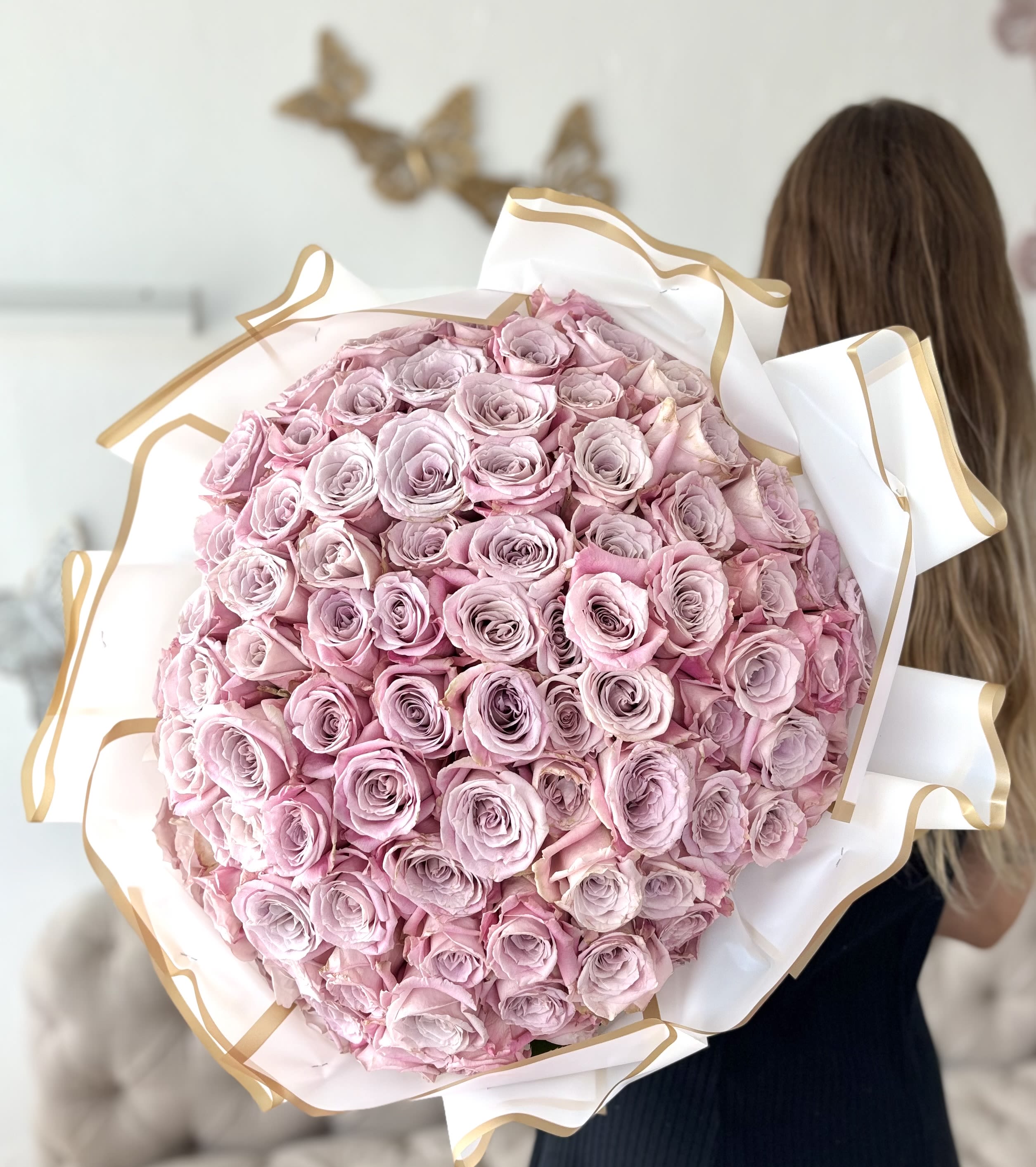 VD Grand roses bouquet VD Grand roses bouquet - This beautiful bouquet of 100 roses made to surprise that special person.