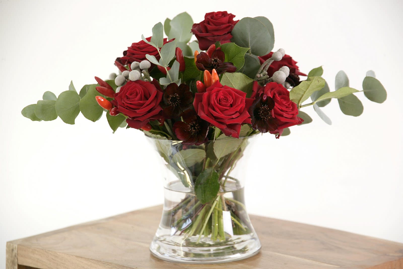 Eucaleptus beauty Eucaleptus beauty - red roses + other flowers in nice shape vase.