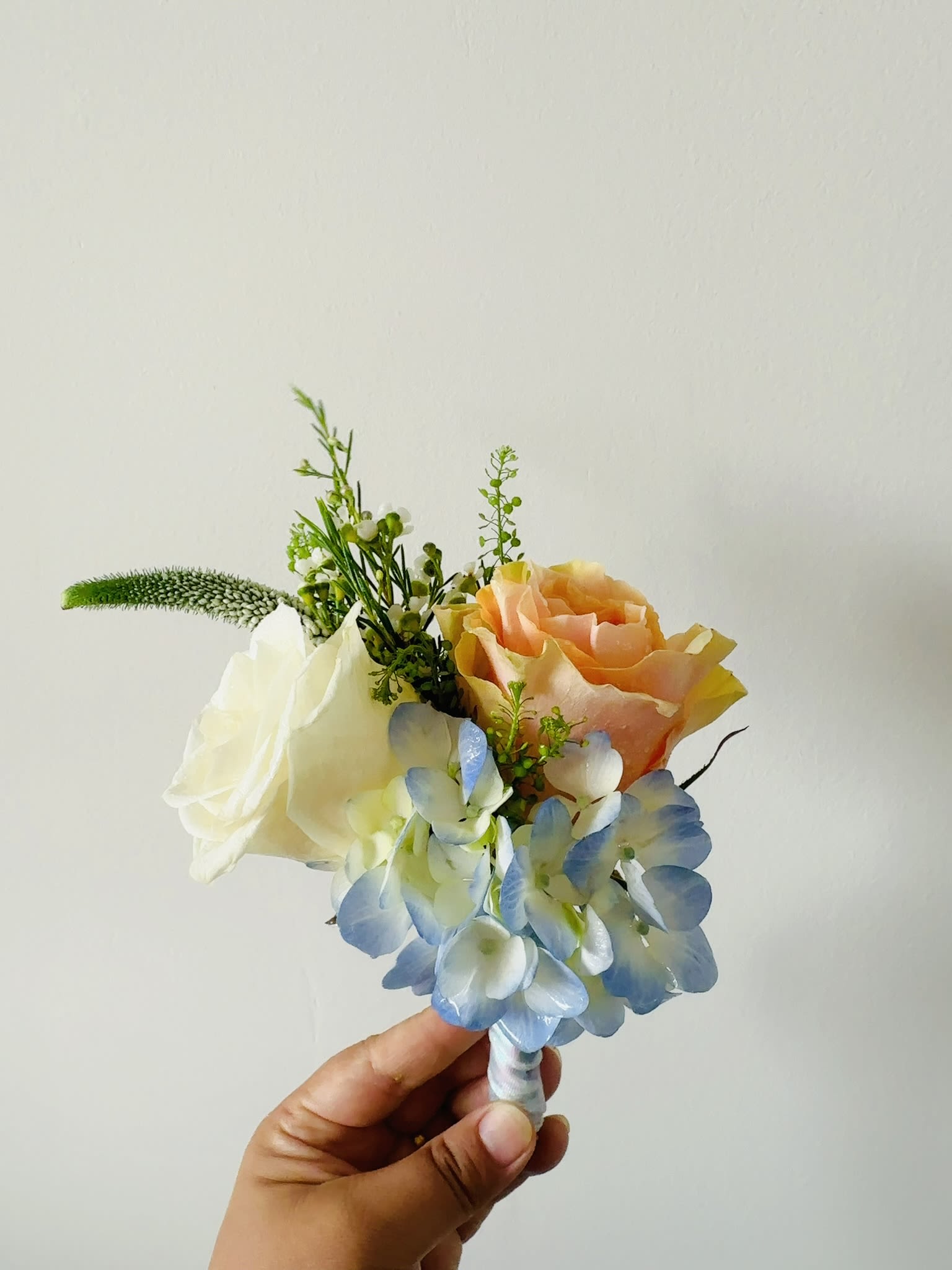 Corsage- - The product contains rose daisies tied with a ribbon. If you want to change the color of the rose, please Note on the order