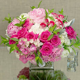 Promising Pinks (BB) Promising Pinks (BB) - Indulge in the ultimate expression of luxury and refinement with our luxurious modern flower arrangement in pink and white. This stunning arrangement features a breathtaking combination of peonies, roses, white hydrangeas, and other seasonal flowers, all expertly arranged in a sleek and contemporary clear glass cube or cylinder vase.