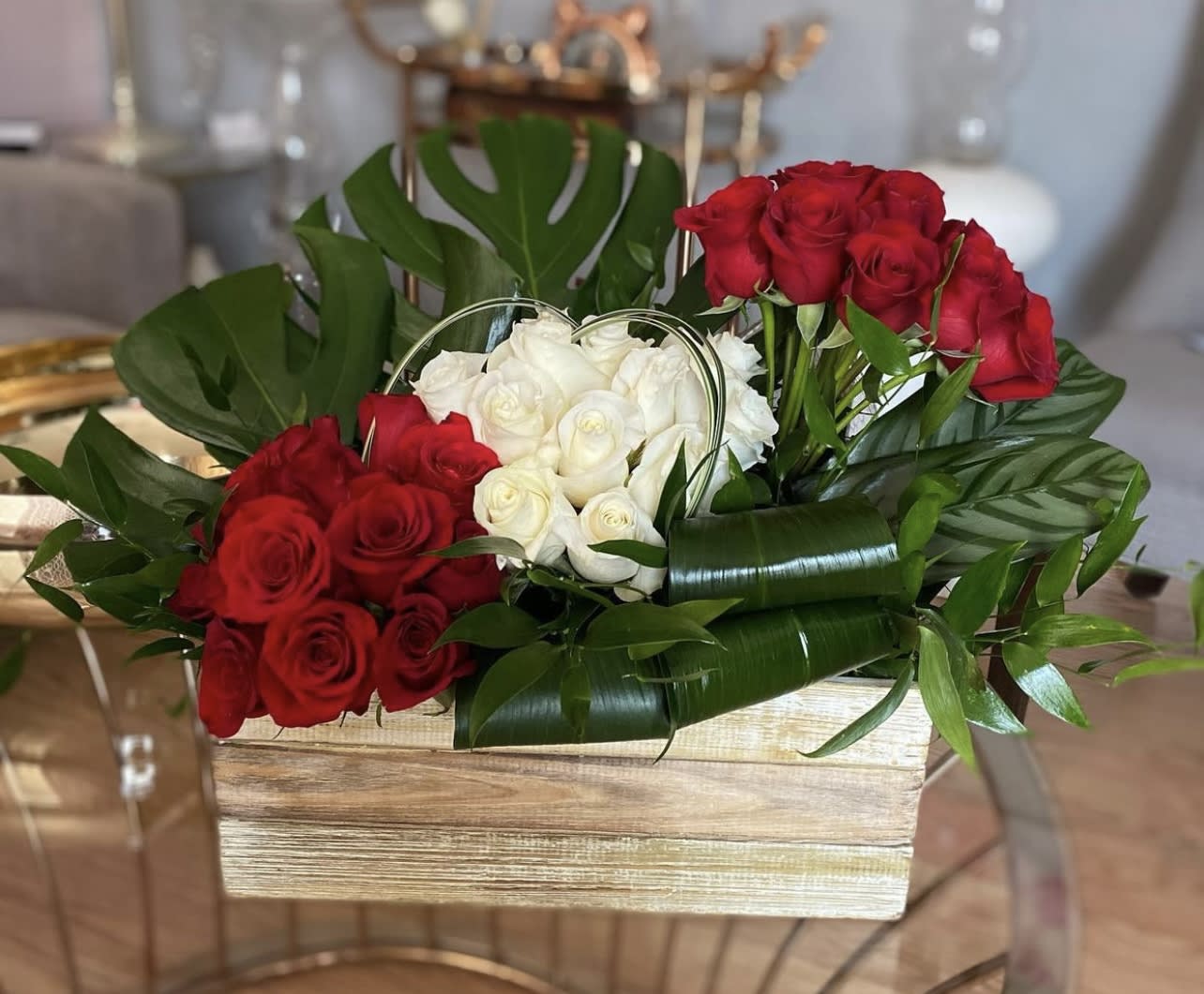 Love Everlasting Love Everlasting - Dynamic composition it combines a modern floral design with a rustic vase, the perfect arrangement for someone super special.
