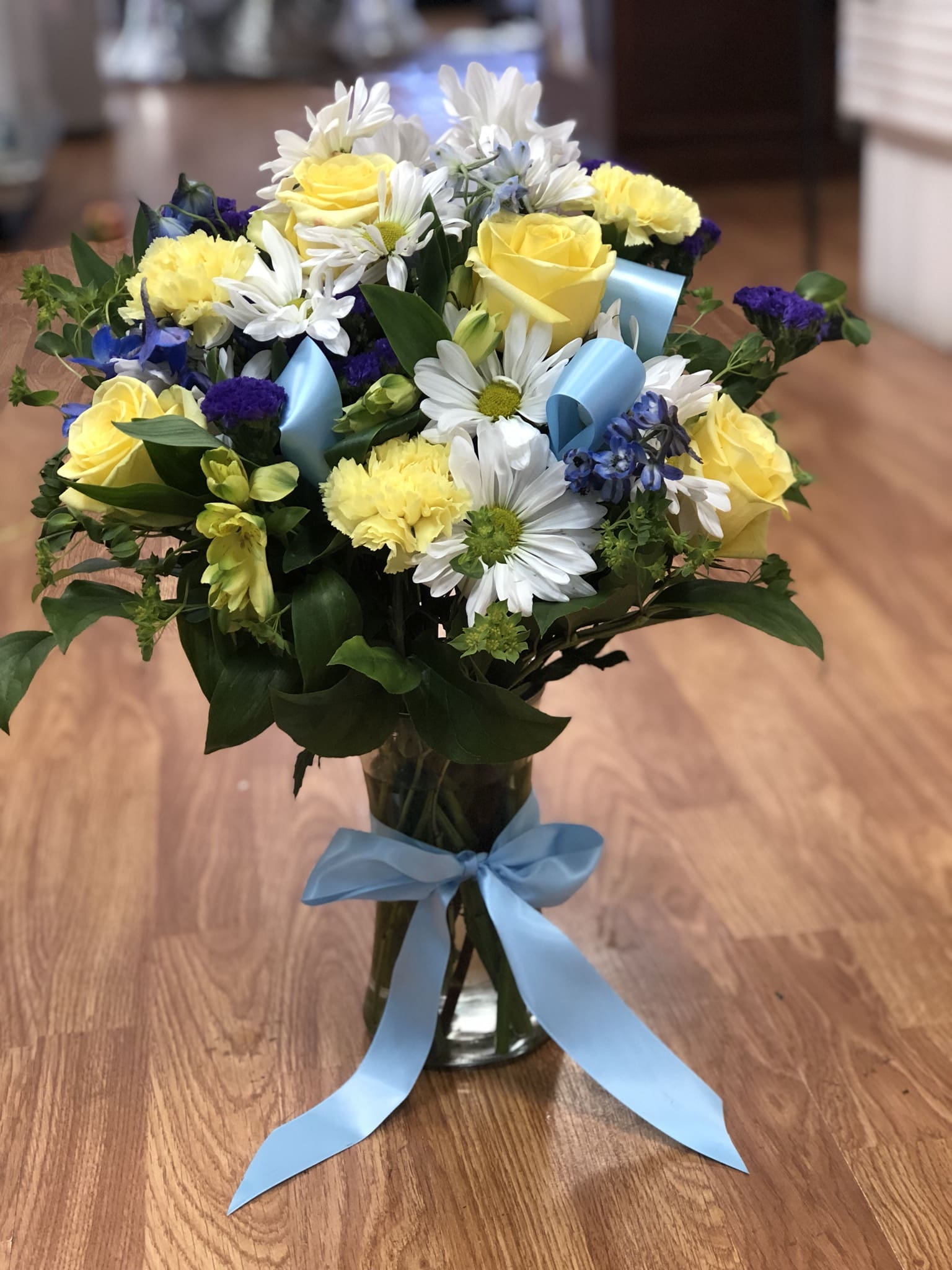 White blue and yellow White blue and yellow - Yellow roses and white daysis blue dslfin and purple sratic
