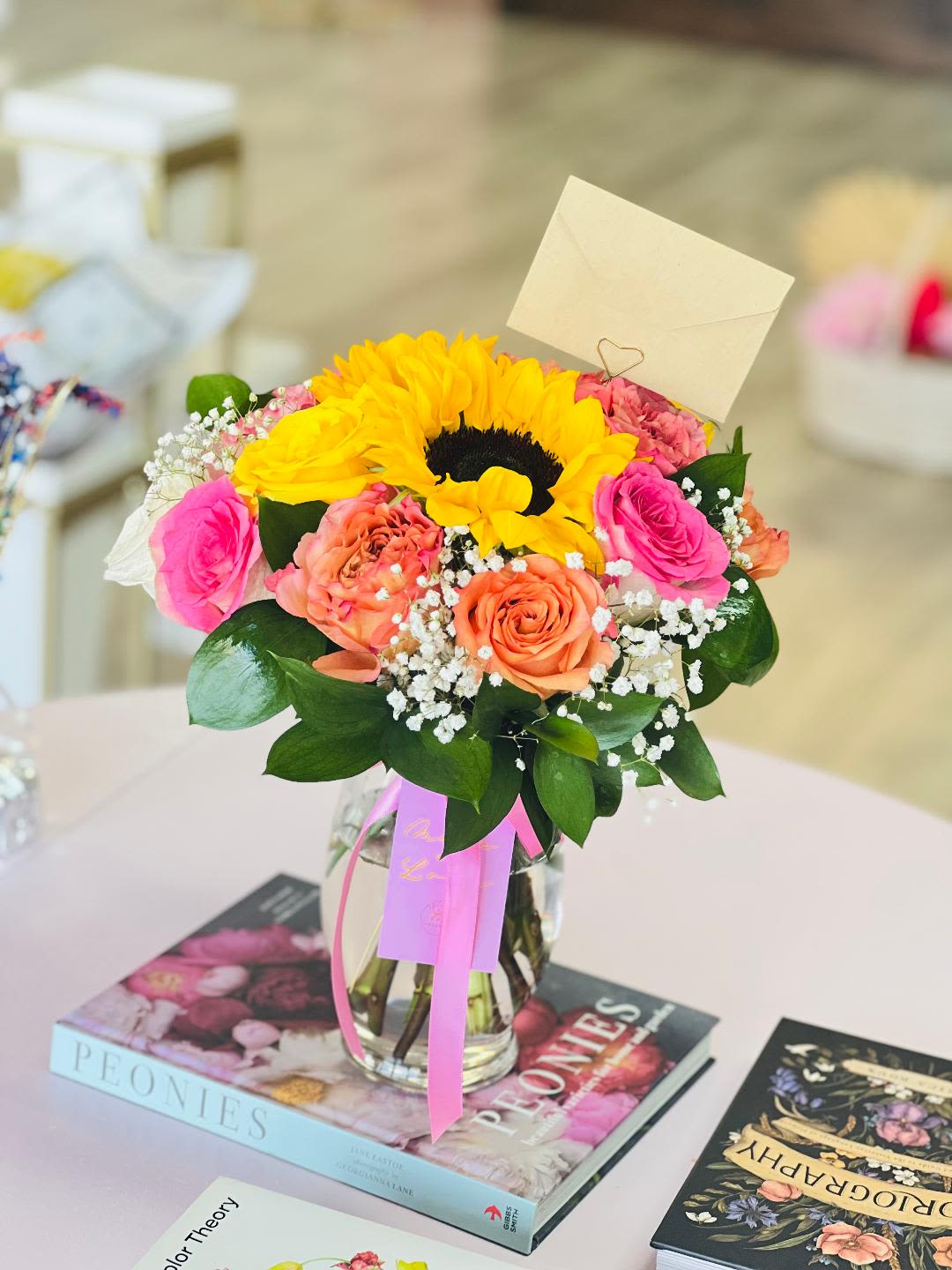 DESIGNER CHOICE DESIGNER CHOICE - Designers choice arrangement in a glass vase.