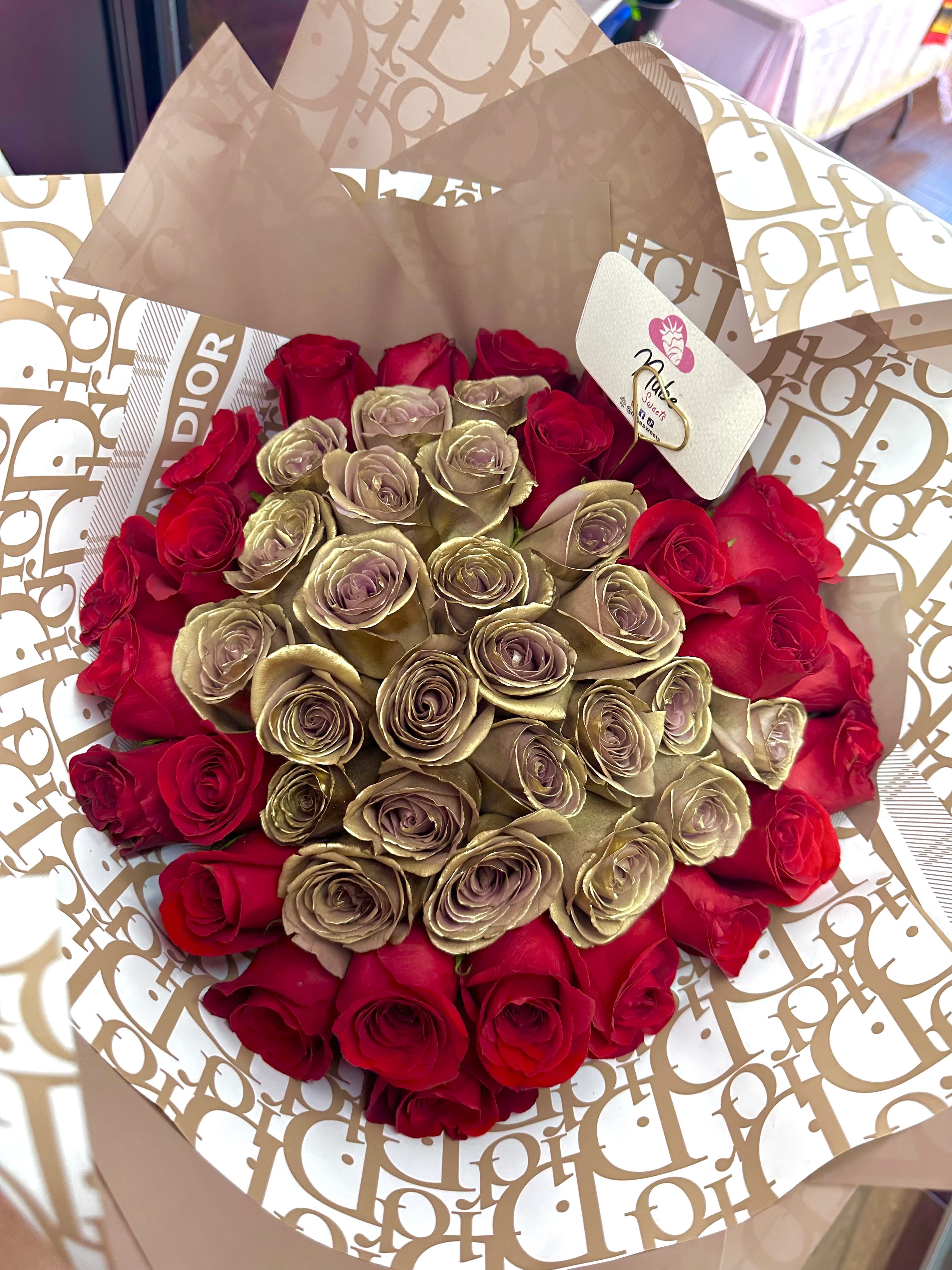 Fancy Rose Bouquet  - Ramo Buchón with gold and red roses