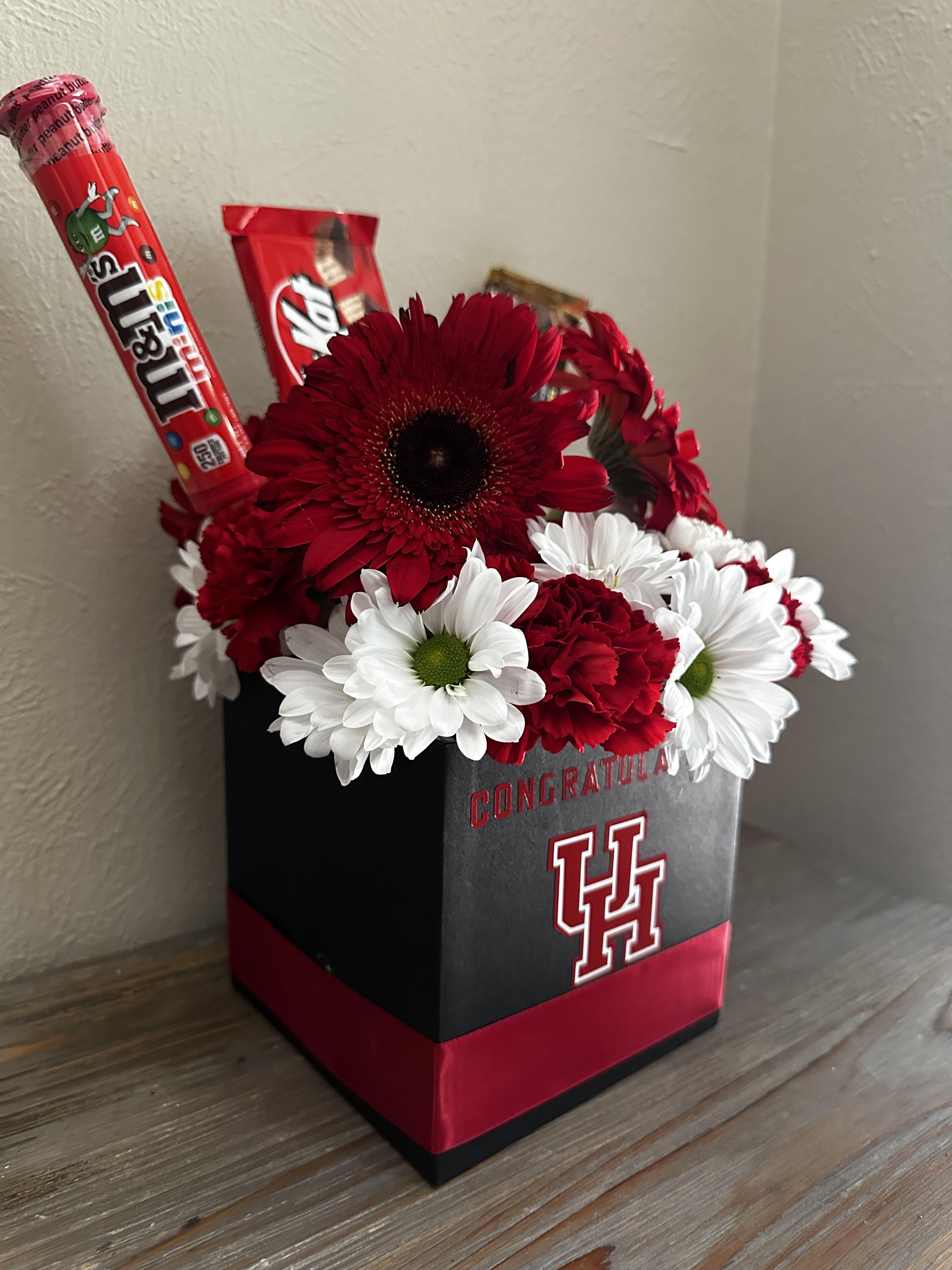 Congrats Grad box  - Celebrate Your Grad with a Custom Congrats Box! Make their graduation unforgettable with a personalized gift box.Choose any theme and school colors! Add candies for an extra sweet touch. Order now and let's create the perfect graduation surprise! (Candies or extra things you want to add will cost extra) 