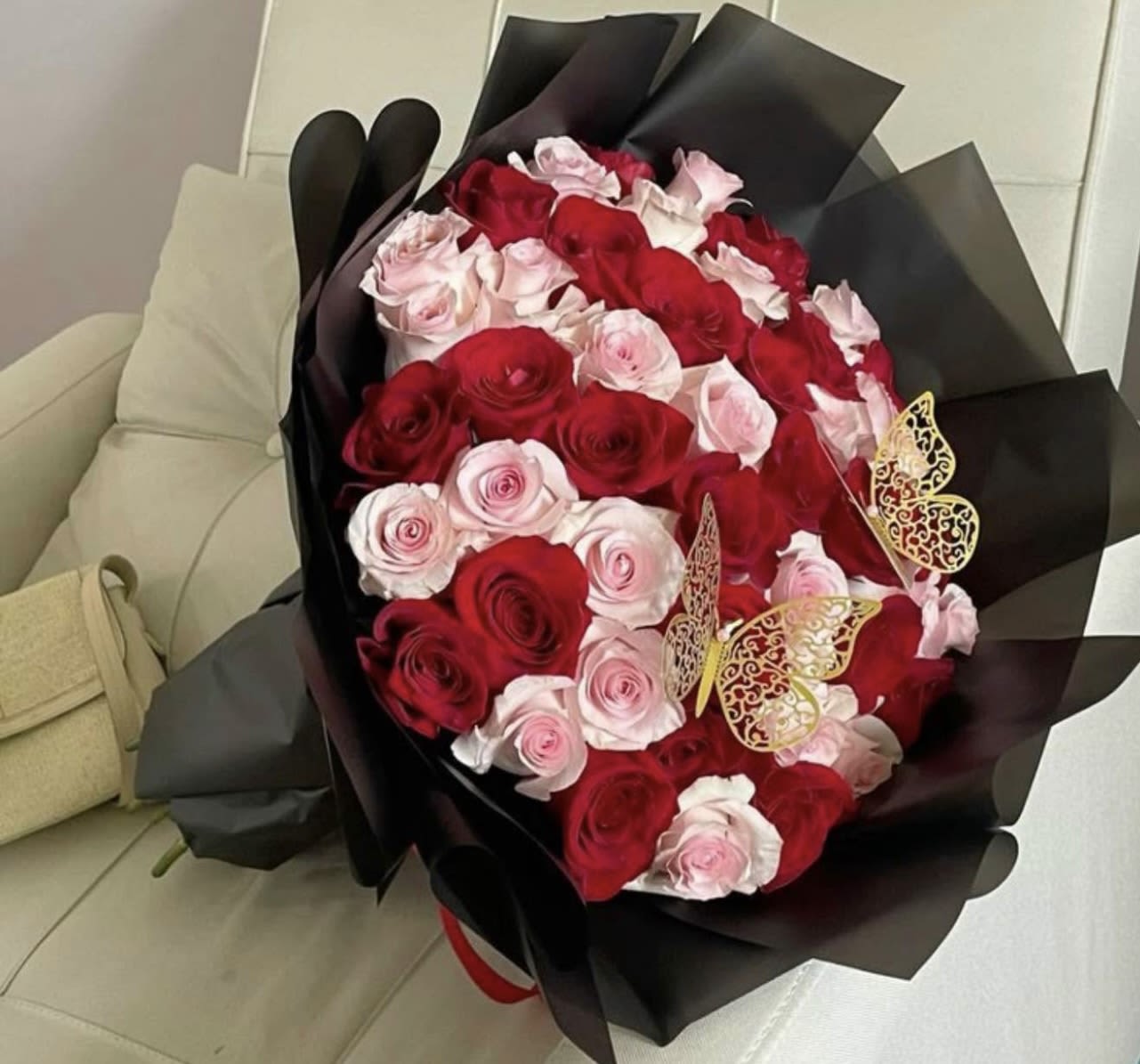 Simple Desicion - Roses  pink  and red available in two, three, and four dozen NOta: The phrases can change according to your request, just write in special instructions what message we should put: 'I love you' -My princess -My queen' -Marry me -Do you want to be my girlfriend? -Do you want to be my valentine? -I'm sorry I LOVE YOU. -Happy Birthday-Congratulations. Las frases pueden cambiar según tu solicitud, solo escribe en las instrucciones especiales qué mensaje debemos poner: 'Te amo' -Mi princesa -Mi reina -Cásate conmigo -¿Quieres ser mi novia? -¿Quieres ser mi Valentín? -Lo siento TE AMO. -Feliz cumpleaños-Felicidades.