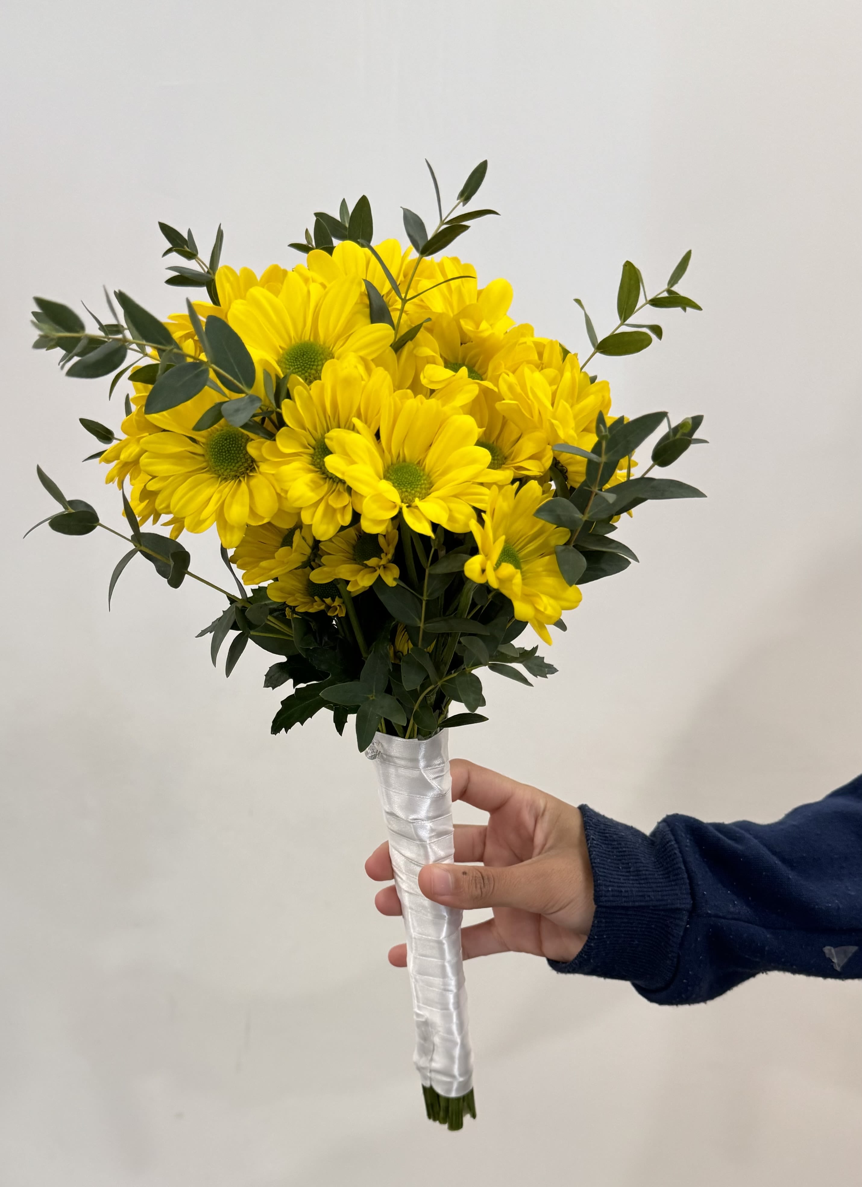 Daisies in a bouquet Daisies in a bouquet - This beautiful bouquet it could be used for a sweet 15 or 16 celebration and also for a bride!