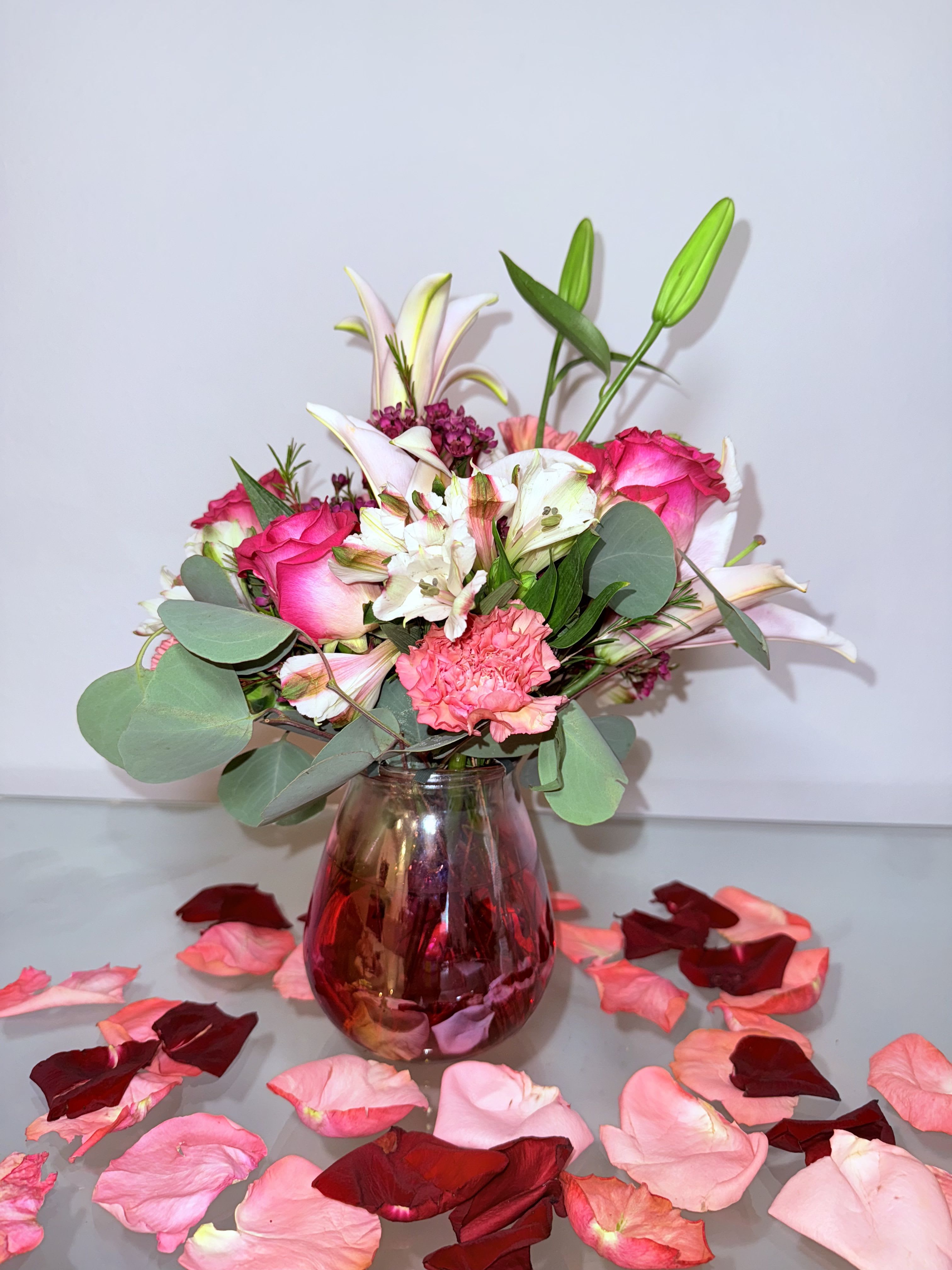 Sweet celebration Sweet celebration - Delicate and beautiful bouquet where the harmony of different flowers predominates that make the perfect game to express gratitude and love