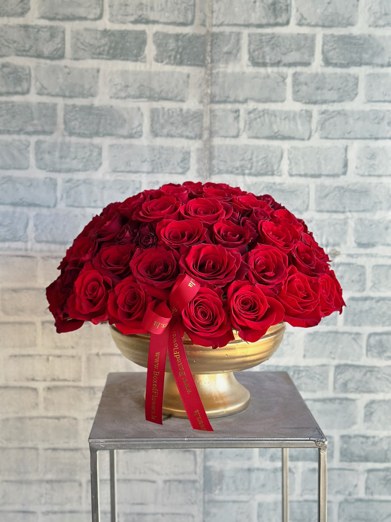 50 rose vase - Hold vase filled with beautiful red roses.   You can choose your flower color by mentioning it in the special instructions section