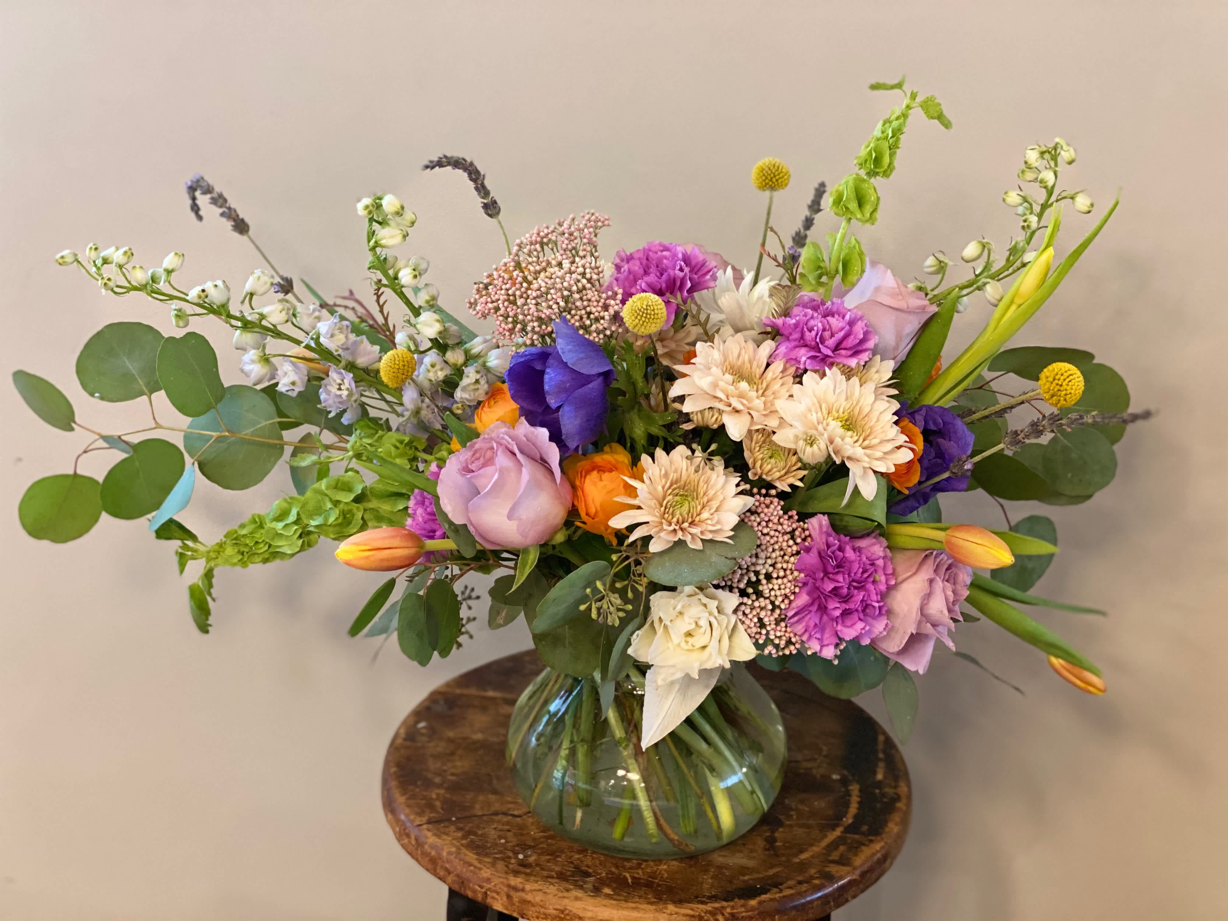 Smile / Vase arrangement (Design of the Day) - The designer will select only the best flowers of the day to create arrangement or bouquet inspired by the seasonal beauty of the flowers.  PLEASE NOTE: The flower selection in the picture is for the design sample and to represent the sizes. The selection of the the flower and color schemes will vary due to seasonal availability.