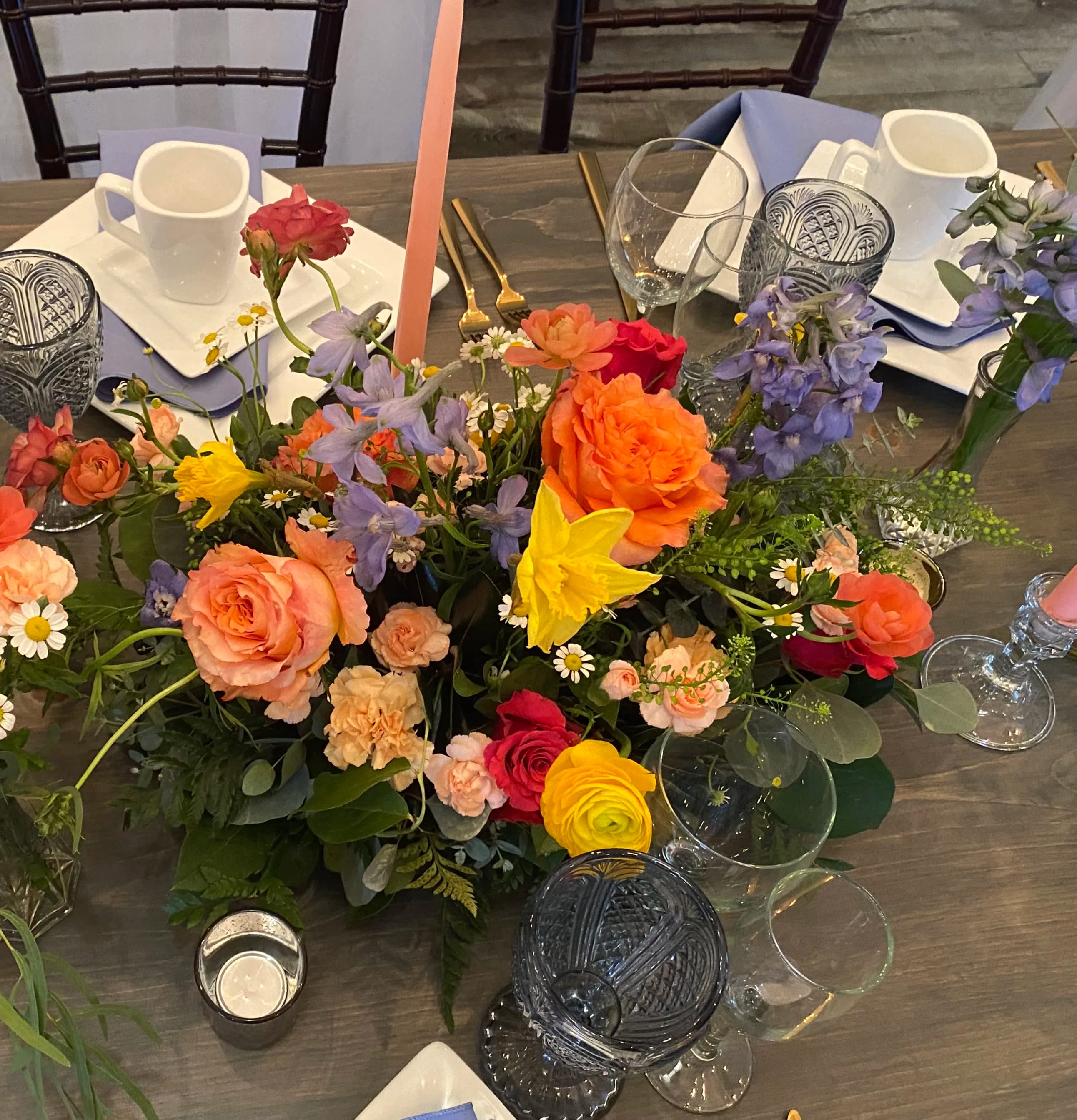Centerpiece Low Arrangement ( Design of the day)   - The designer will select only the best flowers of the day to create arrangement or bouquet inspired by the seasonal beauty of the flowers. PLEASE NOTE: The flower selection in the picture is for the design sample and to represent the sizes. The selection of the the flower and color schemes will vary due to seasonal availability.