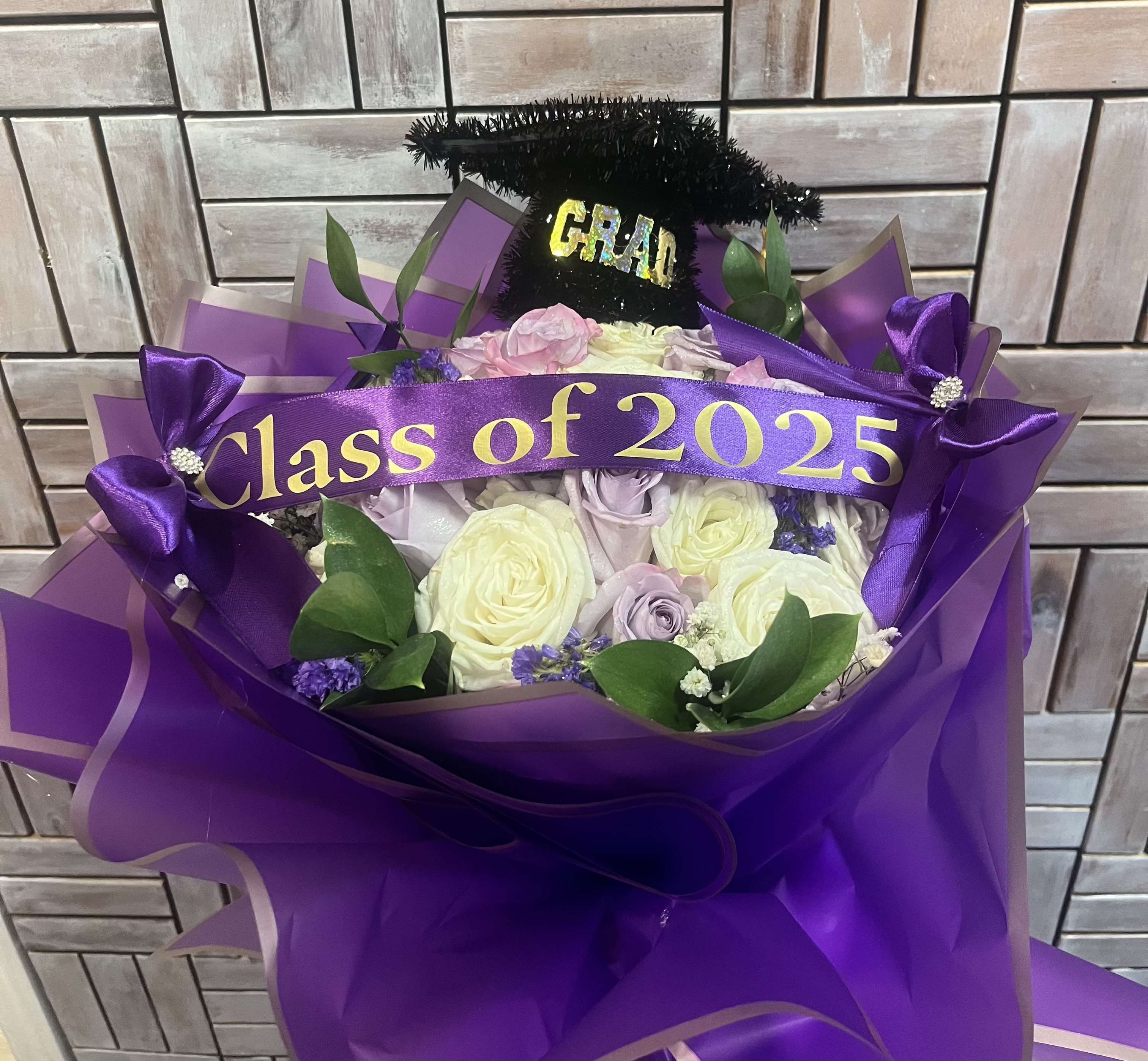 Celebration bouquet &quot;Ramos&quot; - Celebrate this momentous occasion with our stunning bouquet of 25 roses, specially designed for graduation. Choose from an array of vibrant colors that symbolize achievement and new beginnings. Each bouquet is elegantly wrapped in beautiful, high-quality materials, ensuring it stands out on this special day. To make it even more personal, include a charming banner featuring a congratulatory message, adding a heartfelt touch to your gift. Make your graduate feel cherished and proud as they embark on their next journey with this exquisite floral arrangement!
