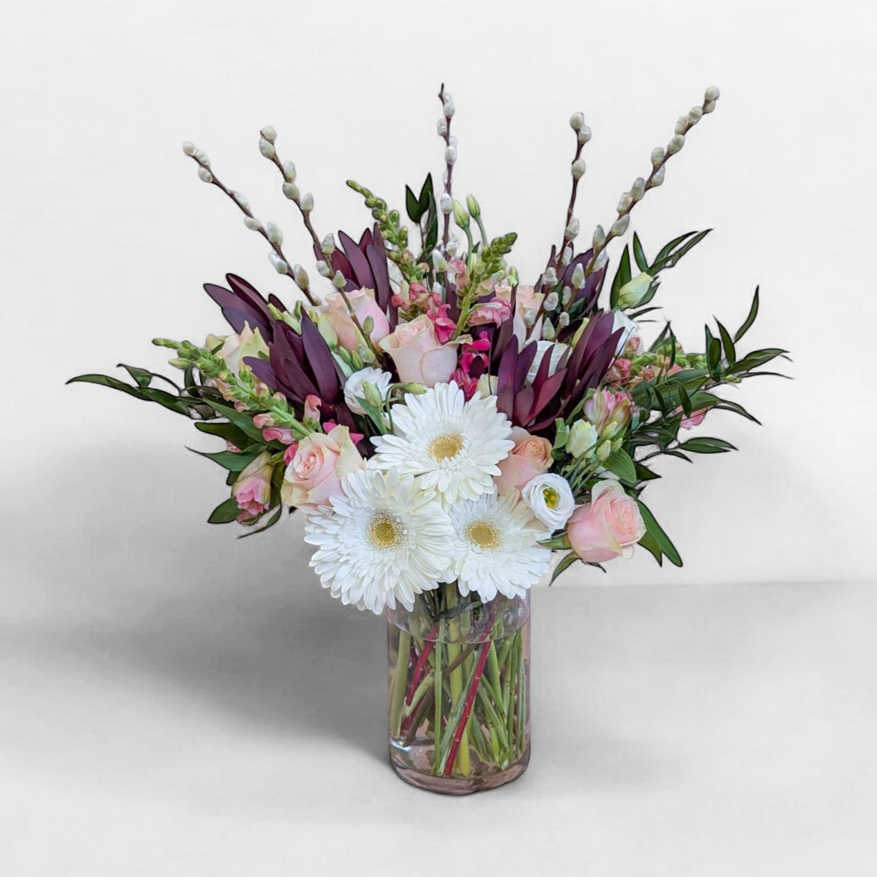 Cosmopolitan Cosmopolitan - Introducing our "Cosmopolitan" arrangement – a fabulous fusion of high fashion and cheerful vibes! This floral masterpiece is as stylish as the latest magazine cover and as refreshing as your favorite cocktail. With a delightful mix of blooms, it perfectly embodies the elegance and playfulness of a Cosmopolitan drink. Whether you're looking to make a chic statement in your home or simply add a splash of joy to your day, this arrangement is your go-to choice. Cheers to flowers that inspire and uplift!