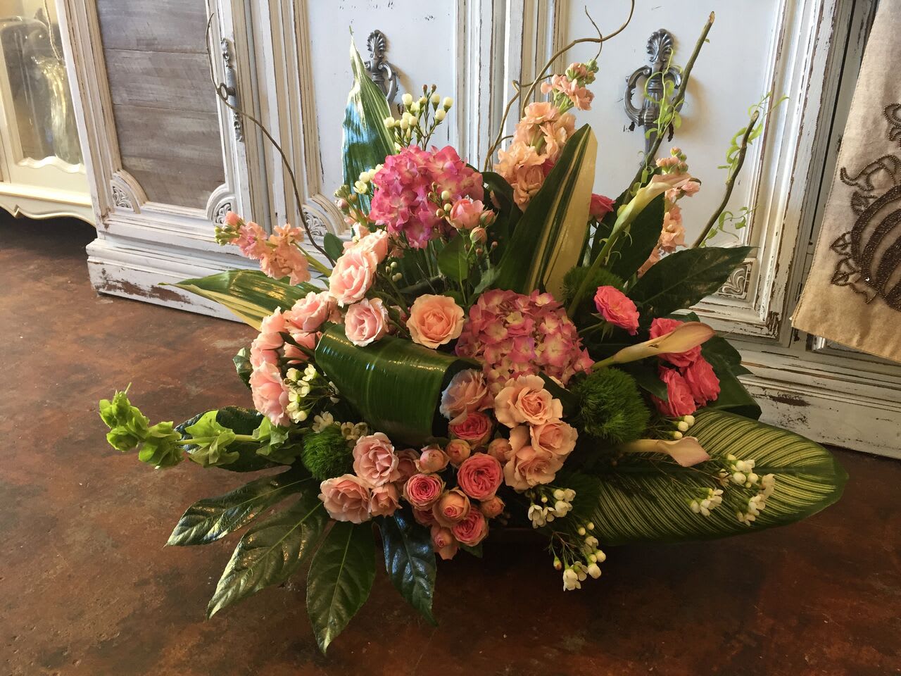 Classic Peach Classic Peach - Garden-style bouquet with lush peach flowers.(one side look)