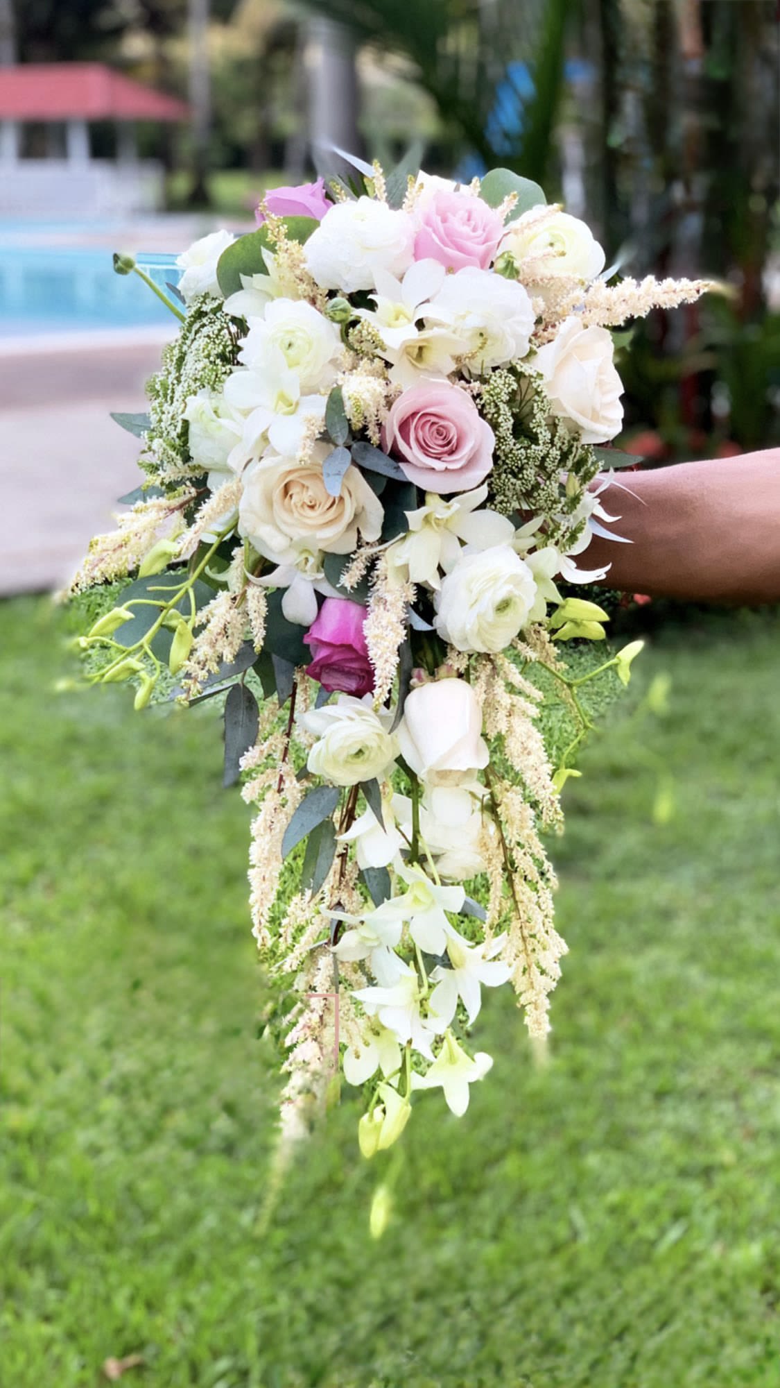 the best bridal bouquet the best bridal bouquet - A beautiful cascade-style bridal bouquet, its beautiful and novel shape is the best delicate and spectacular detail for that beautiful bride.
