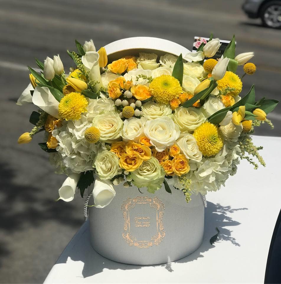 White and Yellow mixed box White and Yellow mixed box - Makes someones day bright and happy with this bright, sunny arrangement,