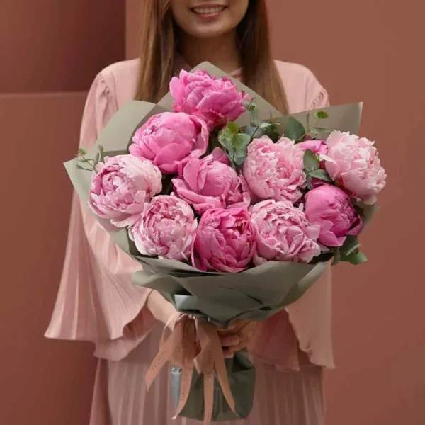 Peony Lover - When you’re tired of ordinary flower bouquets to send as a birthday flower gift, we thought of creating something exquisite that they will absolutely adore. These premium baby roses look stunning a mega bouquet. Suffice to say, the recipient will fall in love instantly with the gorgeous appearance this Lavender lace bouquet shows.