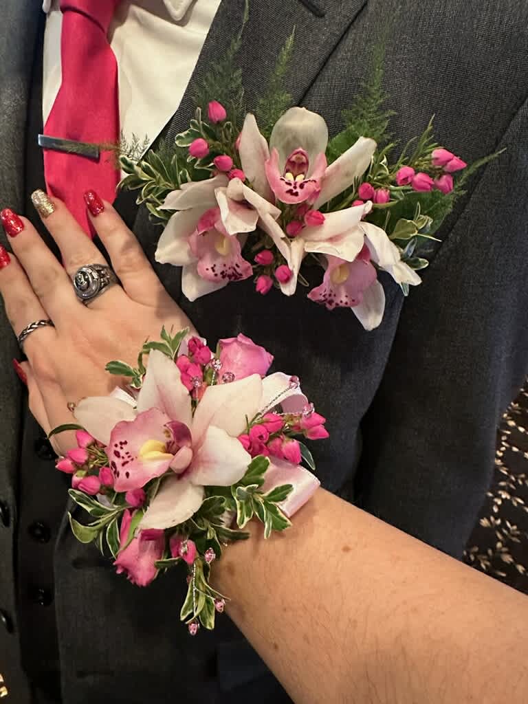 Corsage &amp; Flower Pocket Boutonnière - Elegant matching corsage and Pocket Boutonnière. Different color options are available.