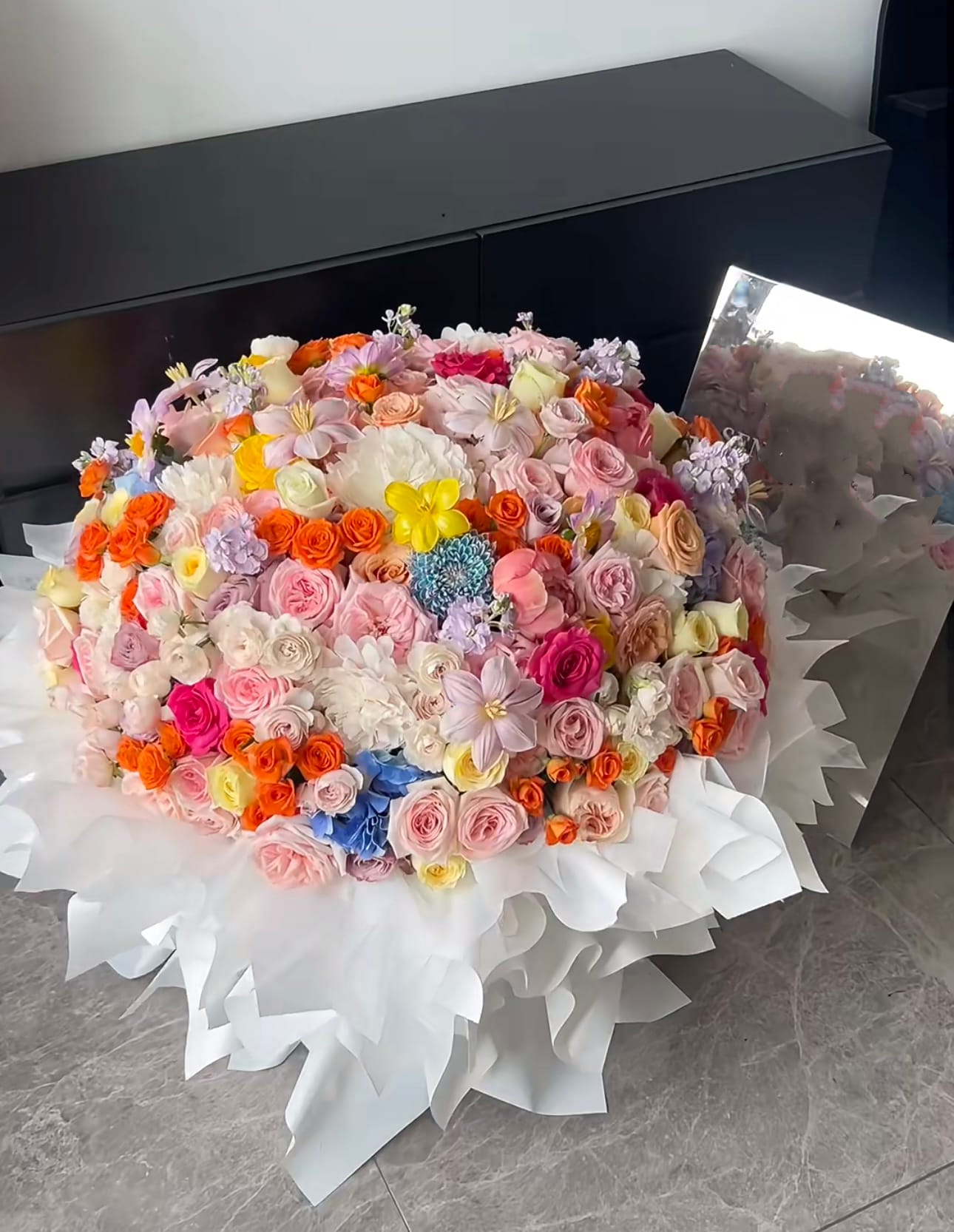 Dopamine color bouquet  - The product contains 199 flowers, including rose, phalaenopsis, hydrangea, tulip, chrysanthemum