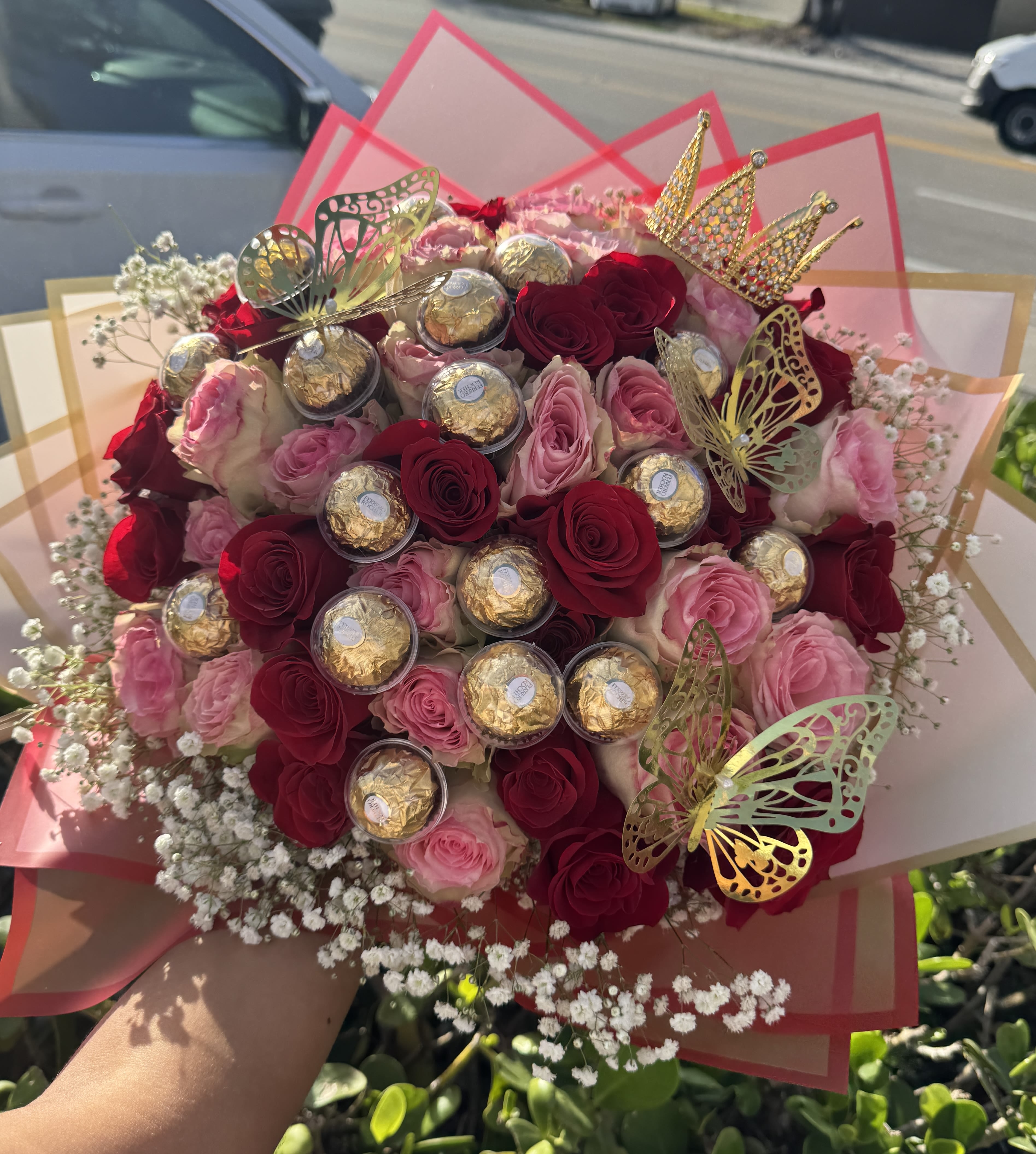 Luxury Bouquet whit Chocolates - An elegant floral arrangement featuring delicate baby’s breath, and 50 exquisite roses, beautifully paired with chocolates. Wrapped in premium paper and adorned with beautiful decorative touches, this bouquet is the perfect choice for any special occasion.  Customize it your way! Choose the rose color that best suits your moment and create a truly personalized gift.  Includes:  50 premium roses in your preferred color  Delicate baby’s breath  A selection of delicious chocolates  Wrapped in premium paper with decorative accents
