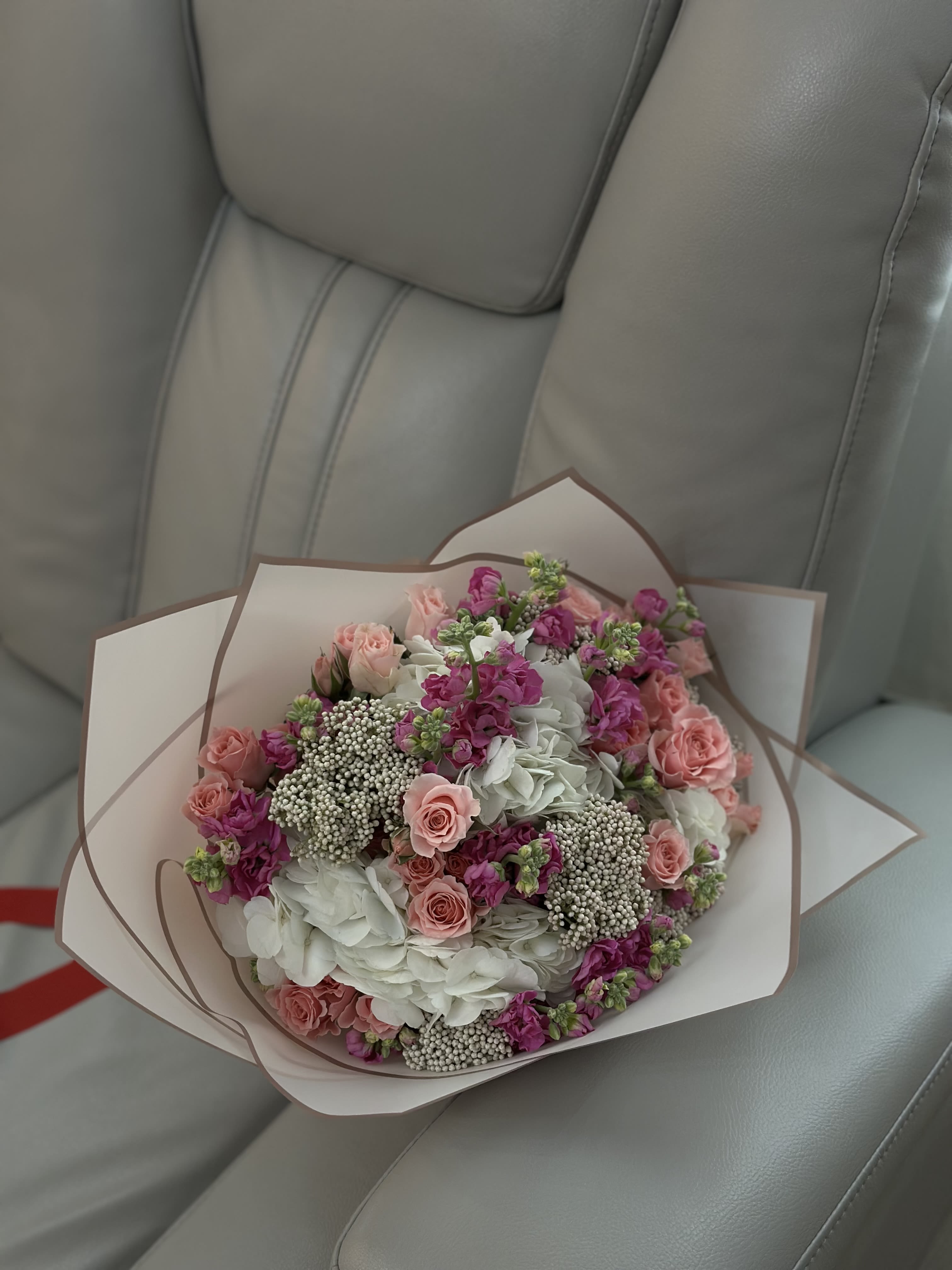 Rose Mélodie - A vibrant composition of soft blush spray roses, deep magenta blooms, clusters of delicate white berries, and lush white hydrangeas. A floral melody that plays on the heartstrings — perfect for joyful surprises and heartfelt moments.