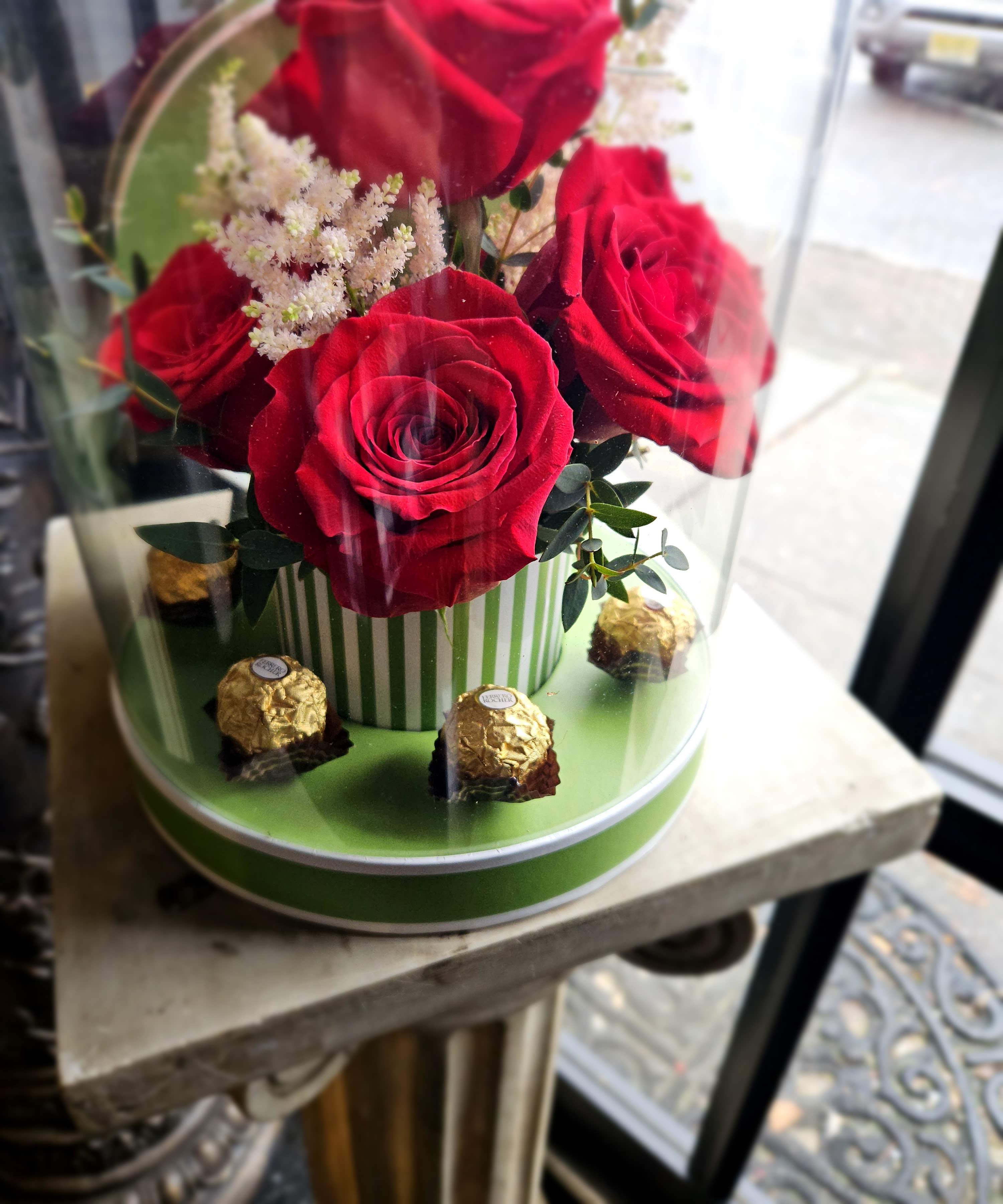 Sg-50 - Beautiful Arrangement in a box to open her heart!