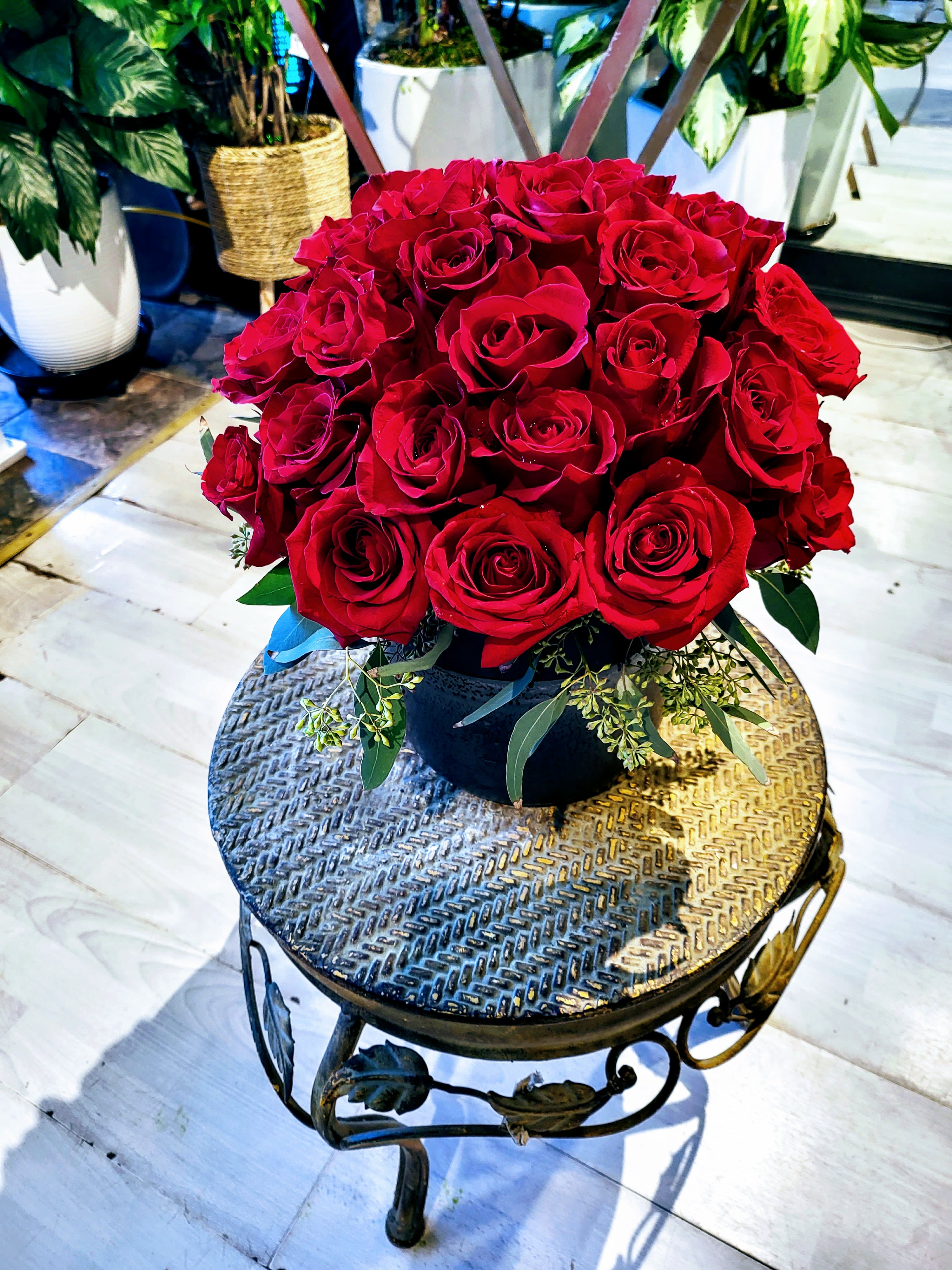 SG43 - More than 3 Dozen Premium  Roses in a High-End Contemporary Vase which can be repurposed as a planter after she/he enjoy the flowers.   *Color - Black 