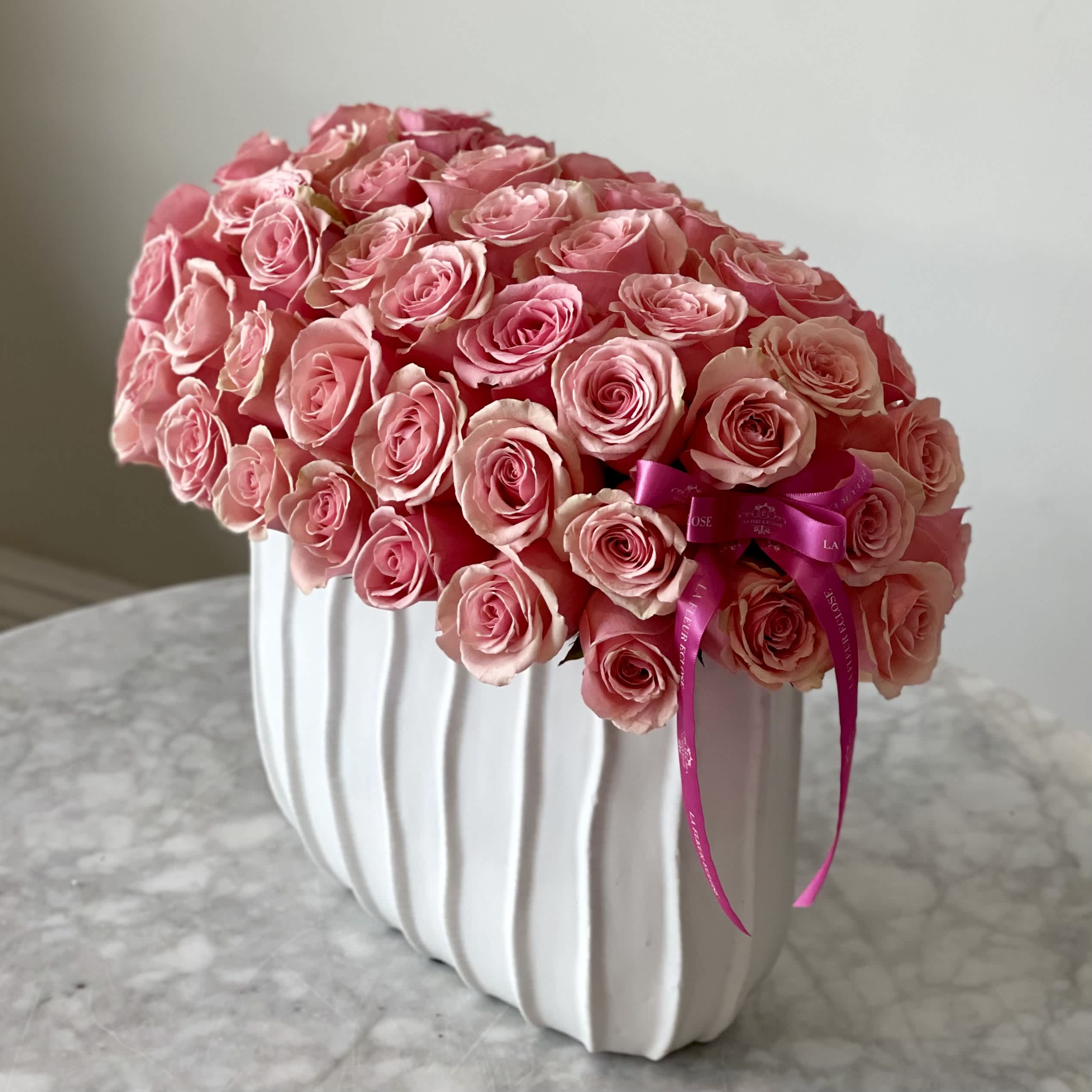 Feel the smell V  - 50 gorgeous geraldine roses in our vintage white vase. The honey smell of this roses will fulfill your house with amazing atmosphere of summer garden