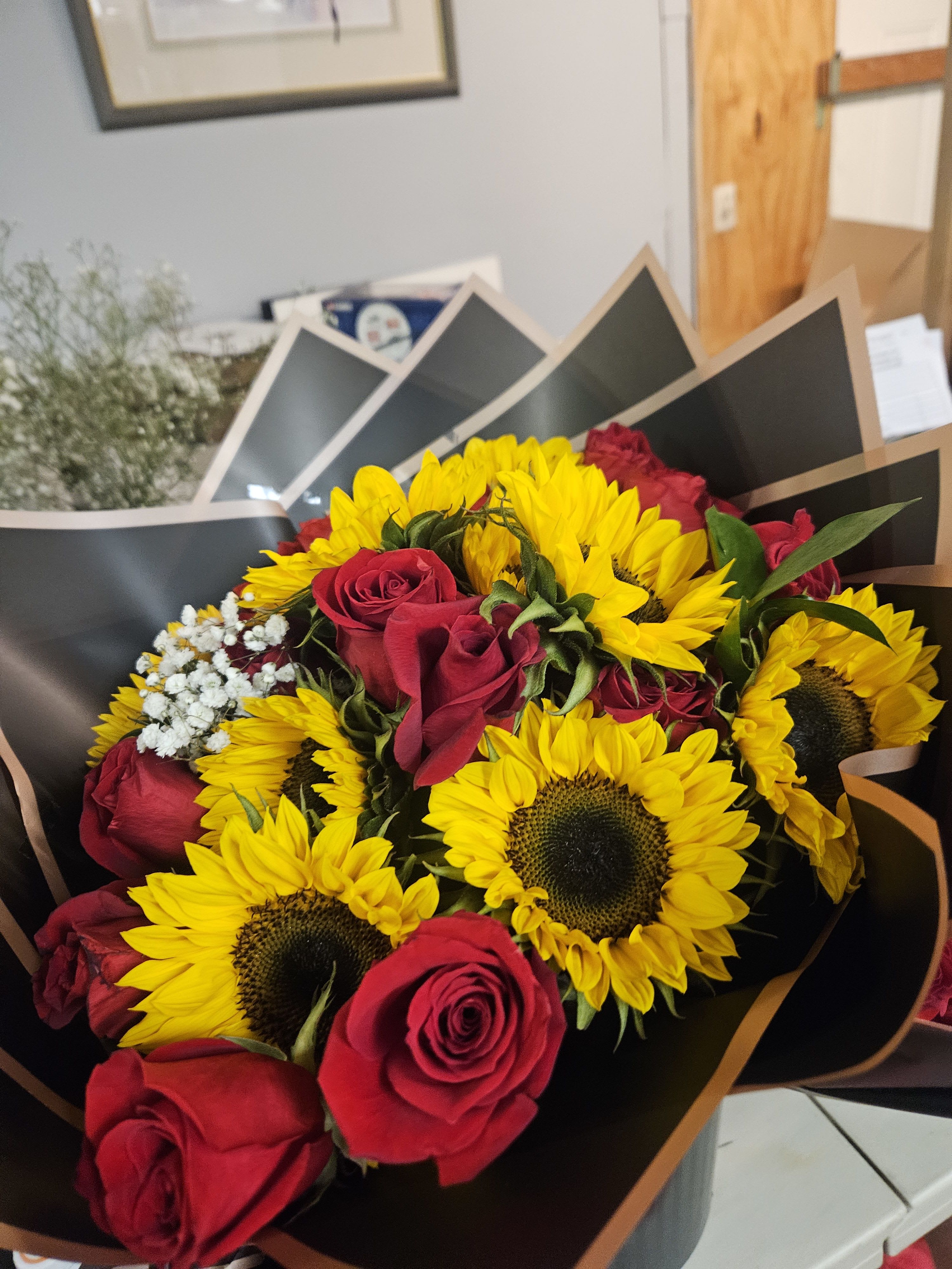 Buchon bouquet - roses and sunflowers