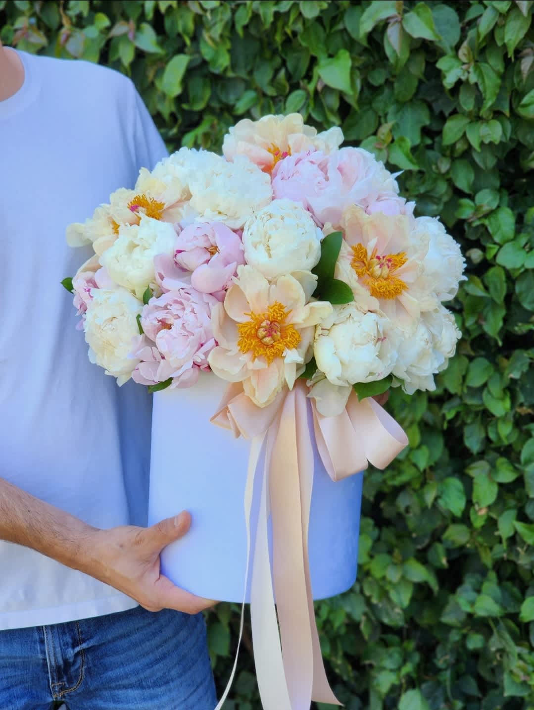 Peony Lovers - Discover the elegance of our premium peony collection featuring vibrant Peony White , delicate Peony Pink nestled in an exquisite white hatbox.  