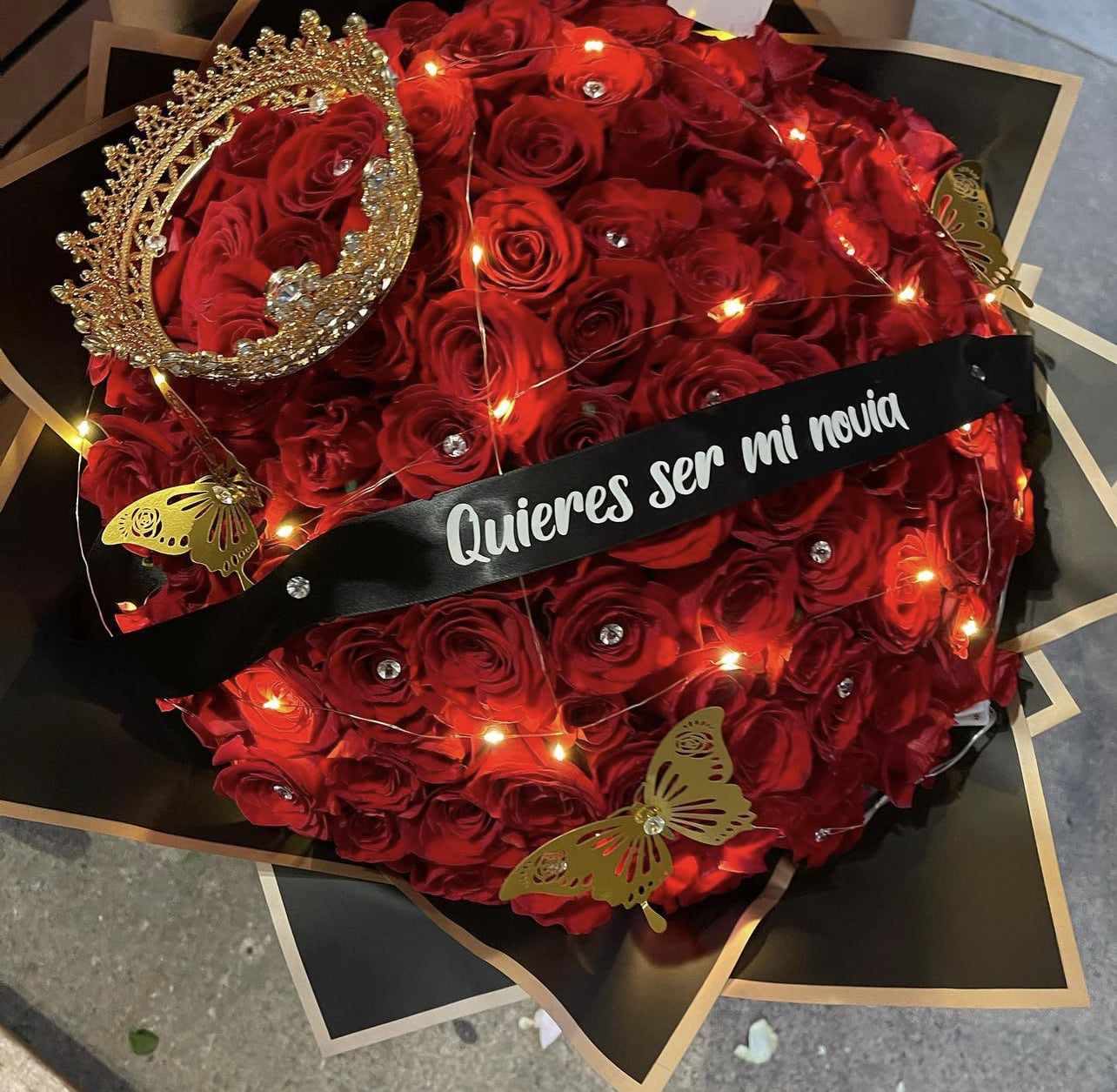 Personalized buchon bouquet Personalized buchon bouquet - 50 roses, ribbon, crown, butterflies and lights included