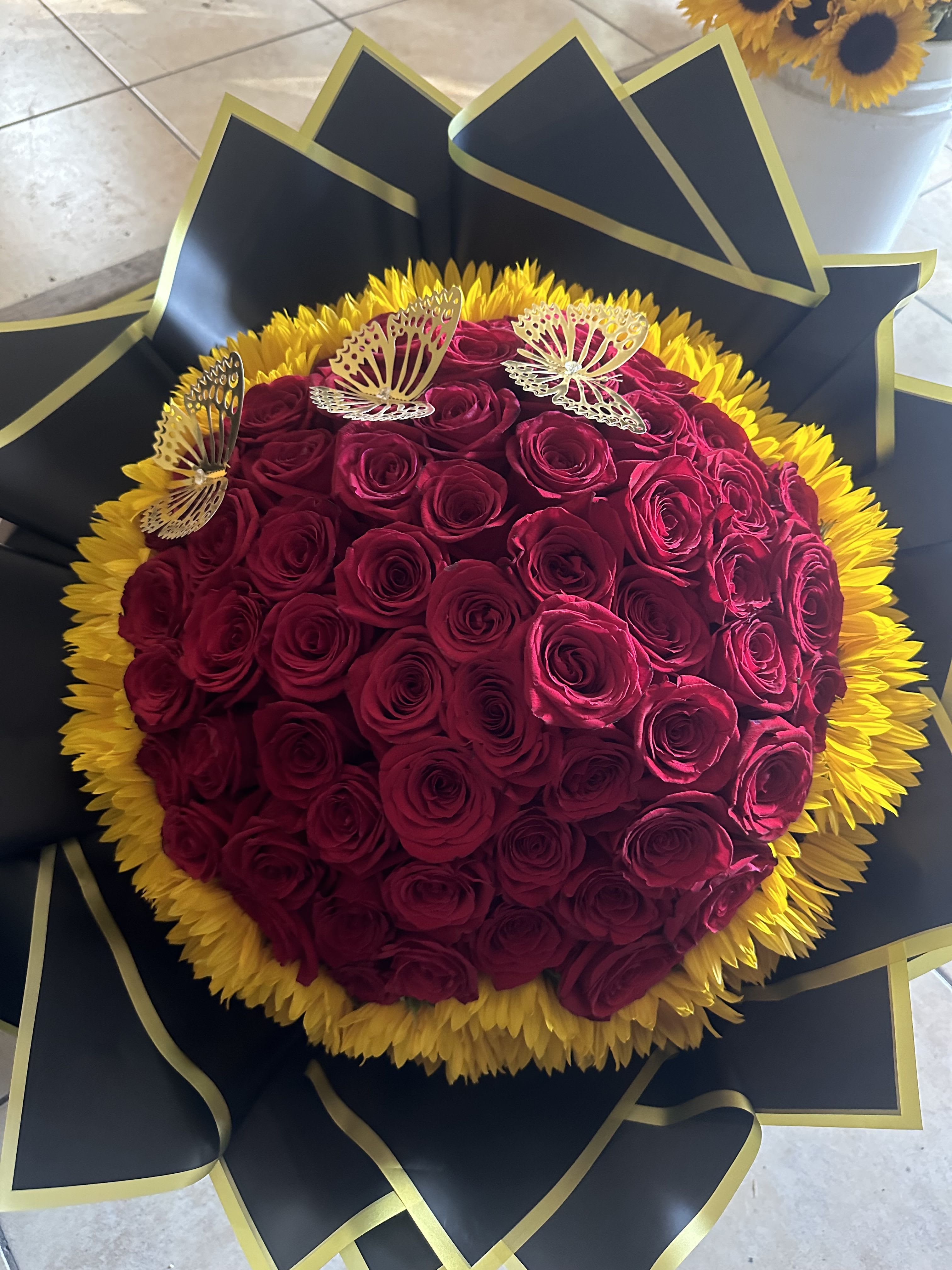 50 roses red + sunflowers - Includes 50 roses, 20 sunflowers, ribbon and a stuffed animal so you can surprise that special person.