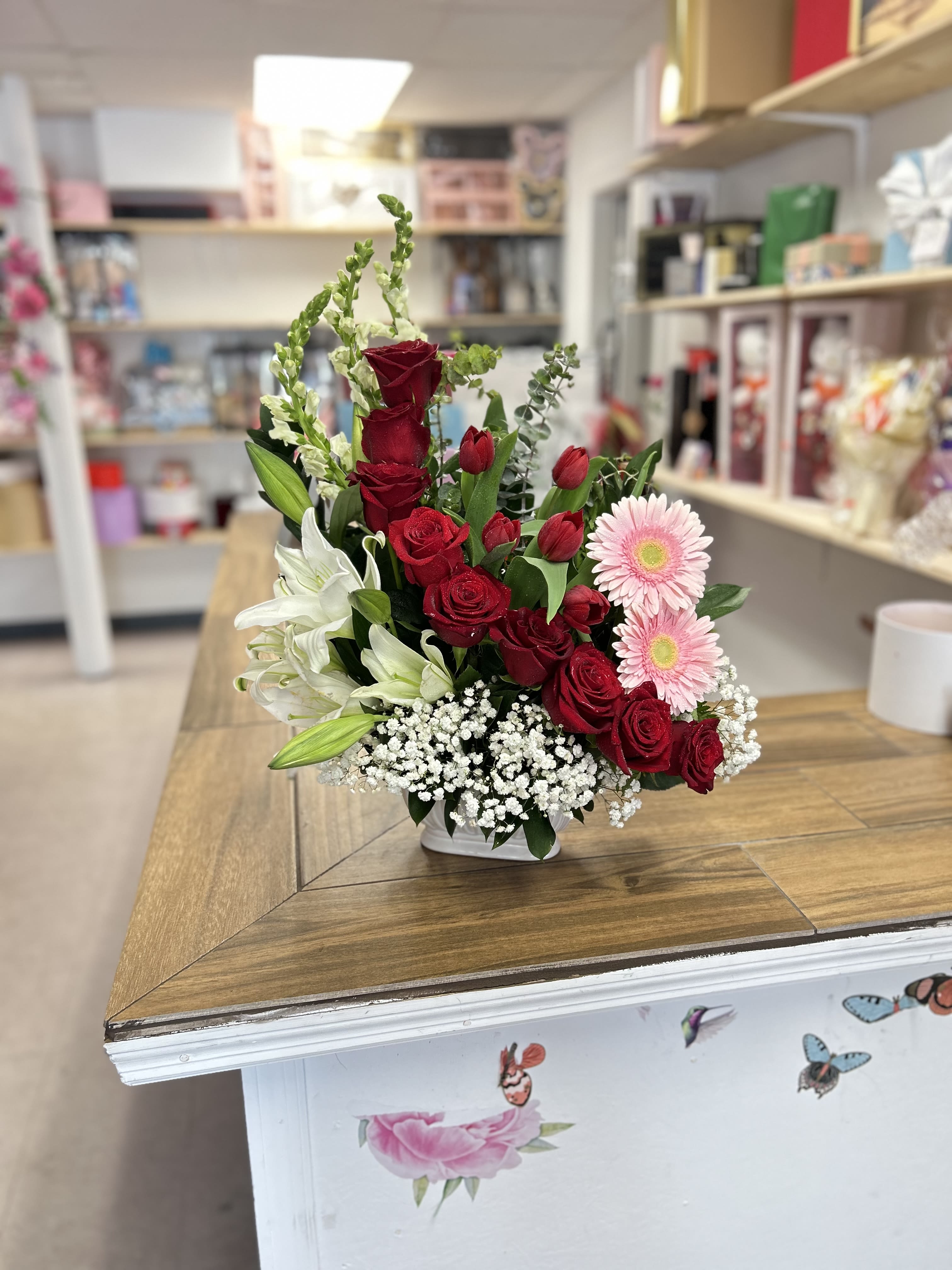 Small arrangement  - Surprise that special person with this beautiful  floral arrangement, with 9 red roses, tulips, lilies, snapdragons and fine foliages Sorprende a esa persona especial con este hermoso arreglo floral en base, con 9 rosas rojas, tulipanes, lilies, dragones y finos foliages