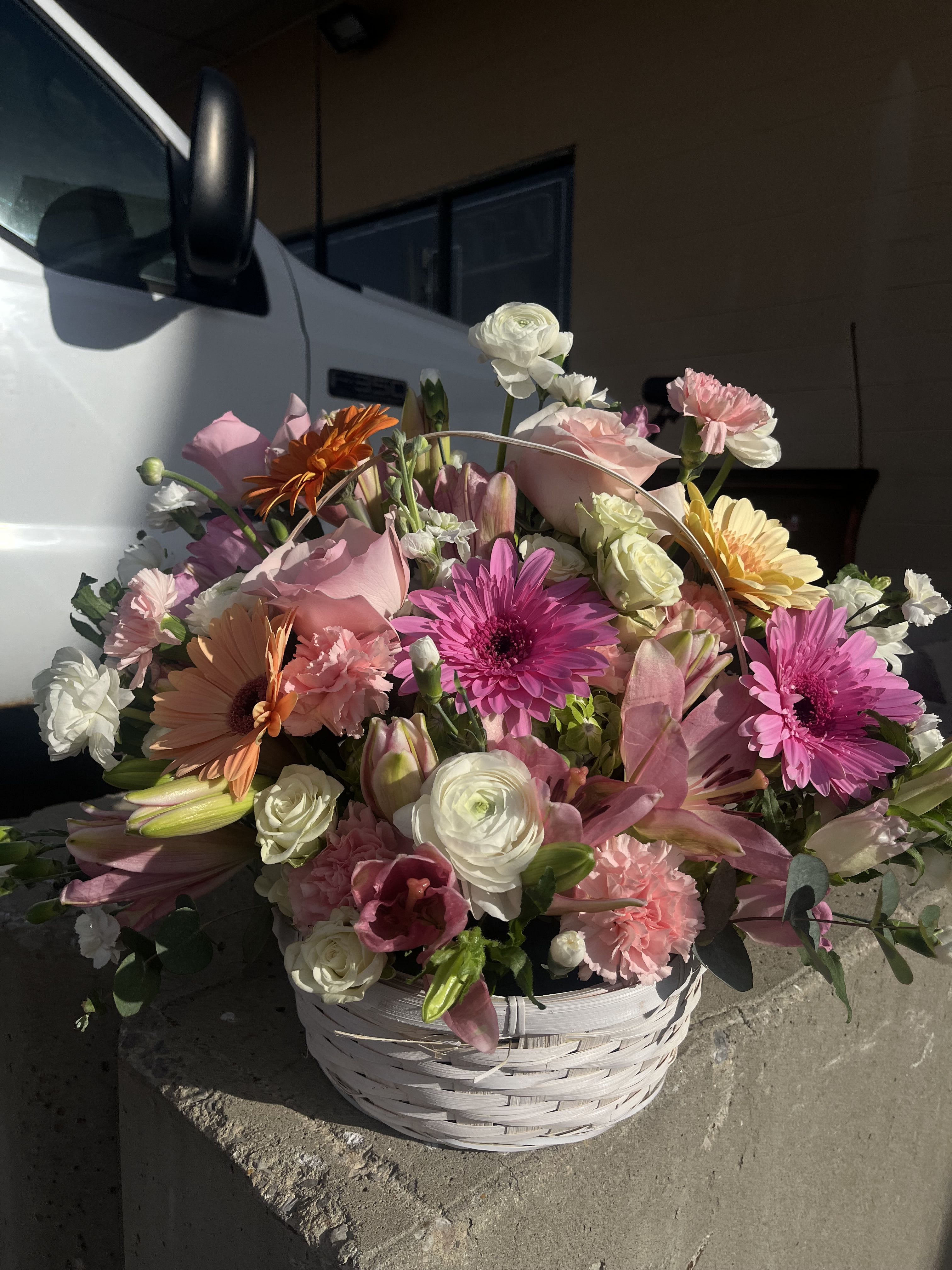 Just a smile (Floral Basket) Just a smile (Floral Basket) - Beautiful basket designed with many colors making it perfect for any kind of occasion, it will make a smile on that person