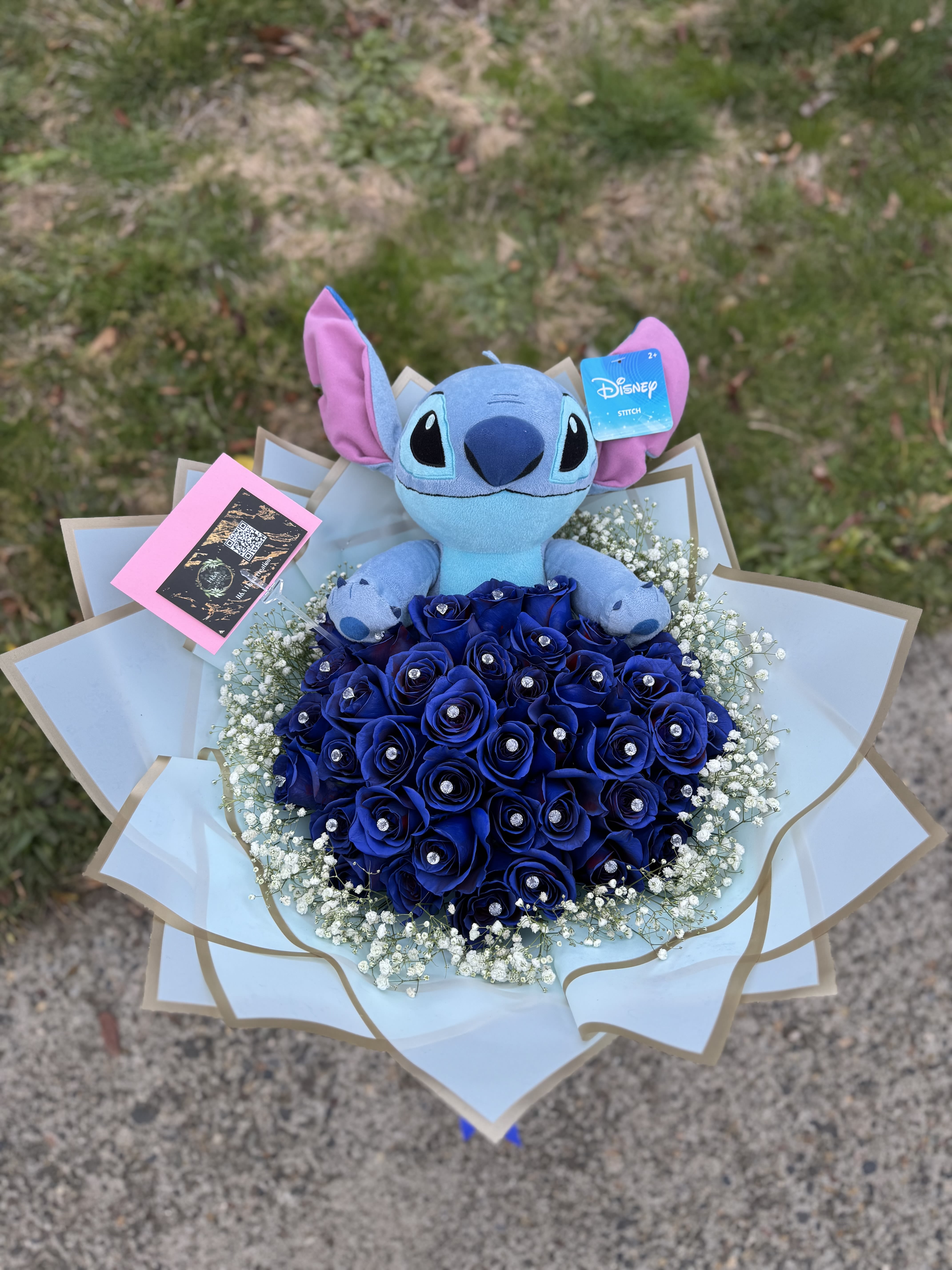 Stitch bouquet ( blue roses and baby breaths) Stitch bouquet ( blue roses and baby breaths) - This bouquet is made up of blue roses and baby's breath, wrapped in light blue paper and the main protagonist a beautiful plush from stitch, available every day. Este ramo esta formado por rosas azules y aliento de bebe , envuelto en papel color azul celeste y el principal protagonista un precioso peluche de stitch , disponible todos los dias.