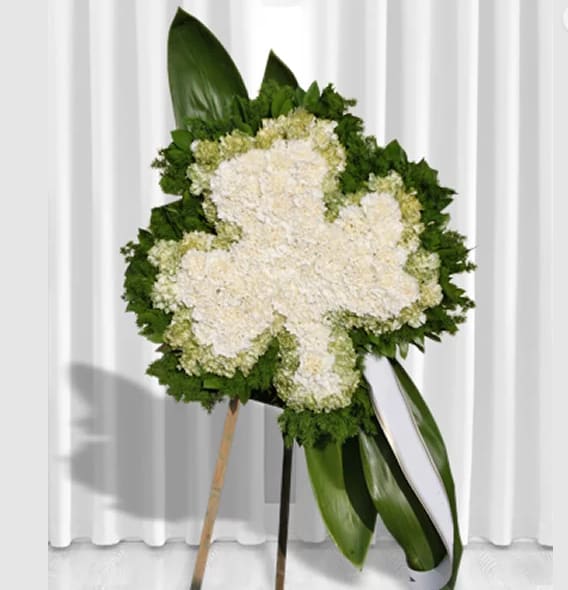 Shamrock Easel CHE6795 - Shamrock fashioned from carnations.  Substitutions of equal or greater value may be made depending on season and availability of product or container. Shown in Deluxe  Shamrock Easel CHE6795