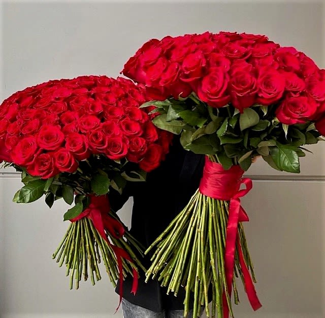Red Roses 150 Long Stem Red Roses 150 Long Stem - Premium Long Stem Red Roses full and lush exposed stems wrapped in leaves for a lasting impression. Available in: 90cm Standard: 150 roses Deluxe: 200 roses Premium: 250 roses Some florals are seasonal, if particular flower will not be available due to season, we will substitute for similar flower, composition, color pallet and value of the arrangements as closely as possible. All effort to create a floral arrangement as close to the photo shown, the actual arrangement may vary slightly in its appearance from the photo shown. If you have any questions about your order, we welcome you to call us in or email