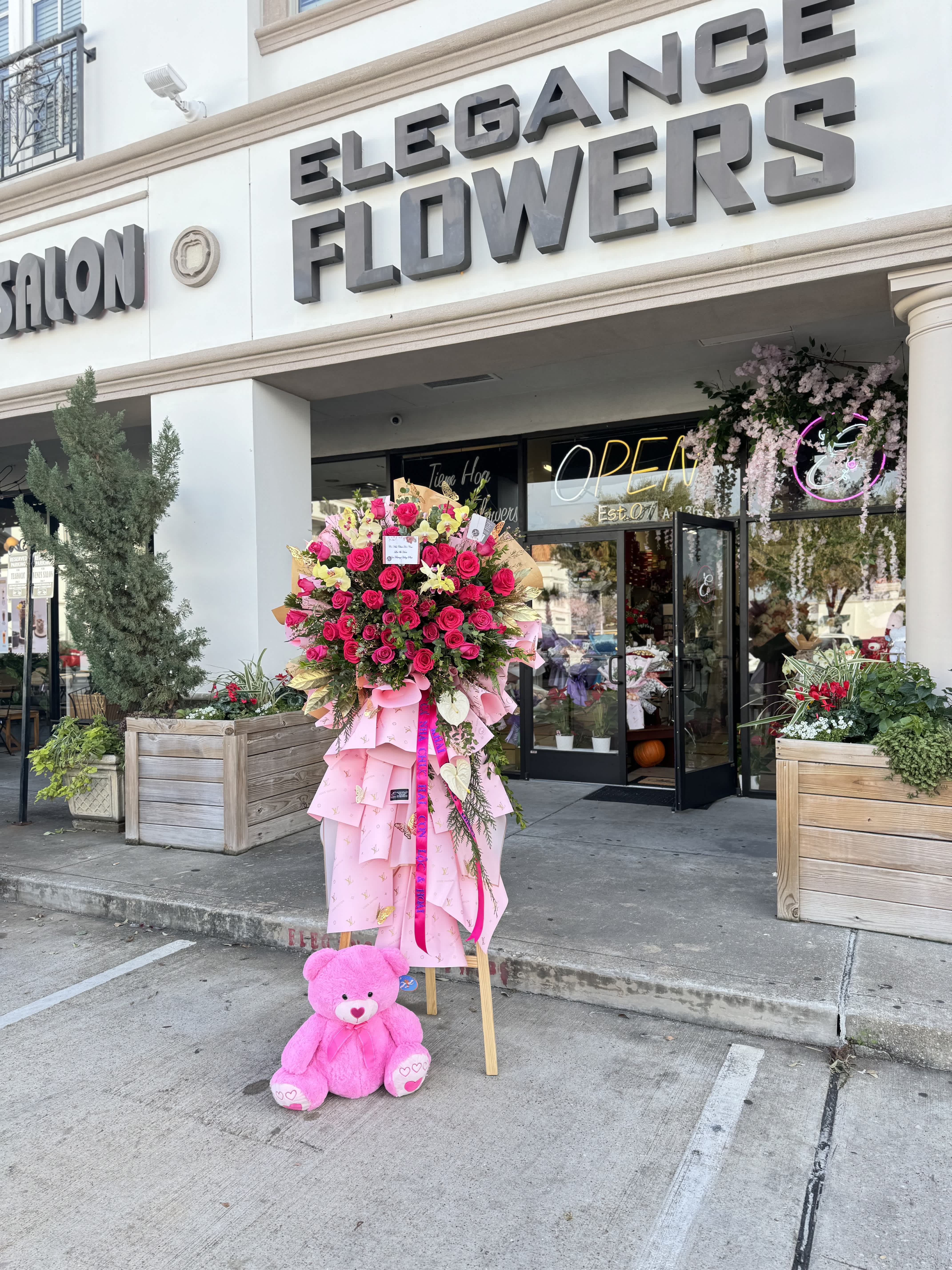 Grand Opening Stand / Khai trương #1 Grand Opening Stand / Khai trương #1 - Celebrate the grand opening of your business with our elegant floral stand, featuring a stunning array of fresh flowers in vibrant colors. This stand is designed to convey your best wishes for success and prosperity, making a lasting impression on your special day. (Bear is for size reference, not included when ordered)