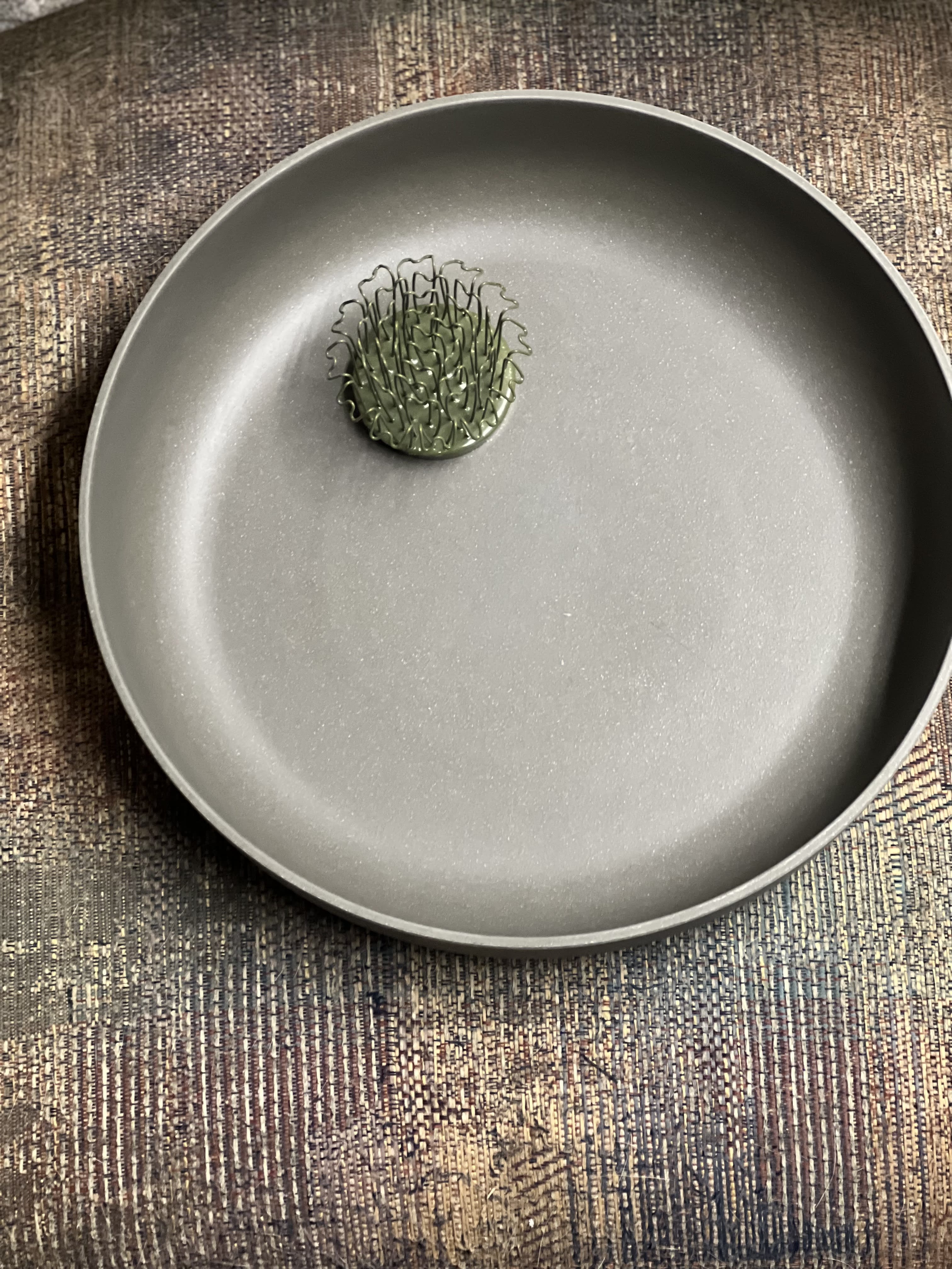 Ikebana Supplies (Kenzan) Ikebana Supplies (Kenzan) - Flower Arranging Supplies, 1 Plastic Round 2 1/2" Flower Frog & 1-11 1/2" round Ecossential designer dish in slate for Ikebana Floral Arrangement Art. ( You supply flowers and unleash your creativity. ) GREAT FOR IKEBANA -- This ikebana flower arrangement kit is ideal for the art of flower-arranging, which makes your comfortable life full of leisure. Also a great gift to your friends or family who love floral arrangement.