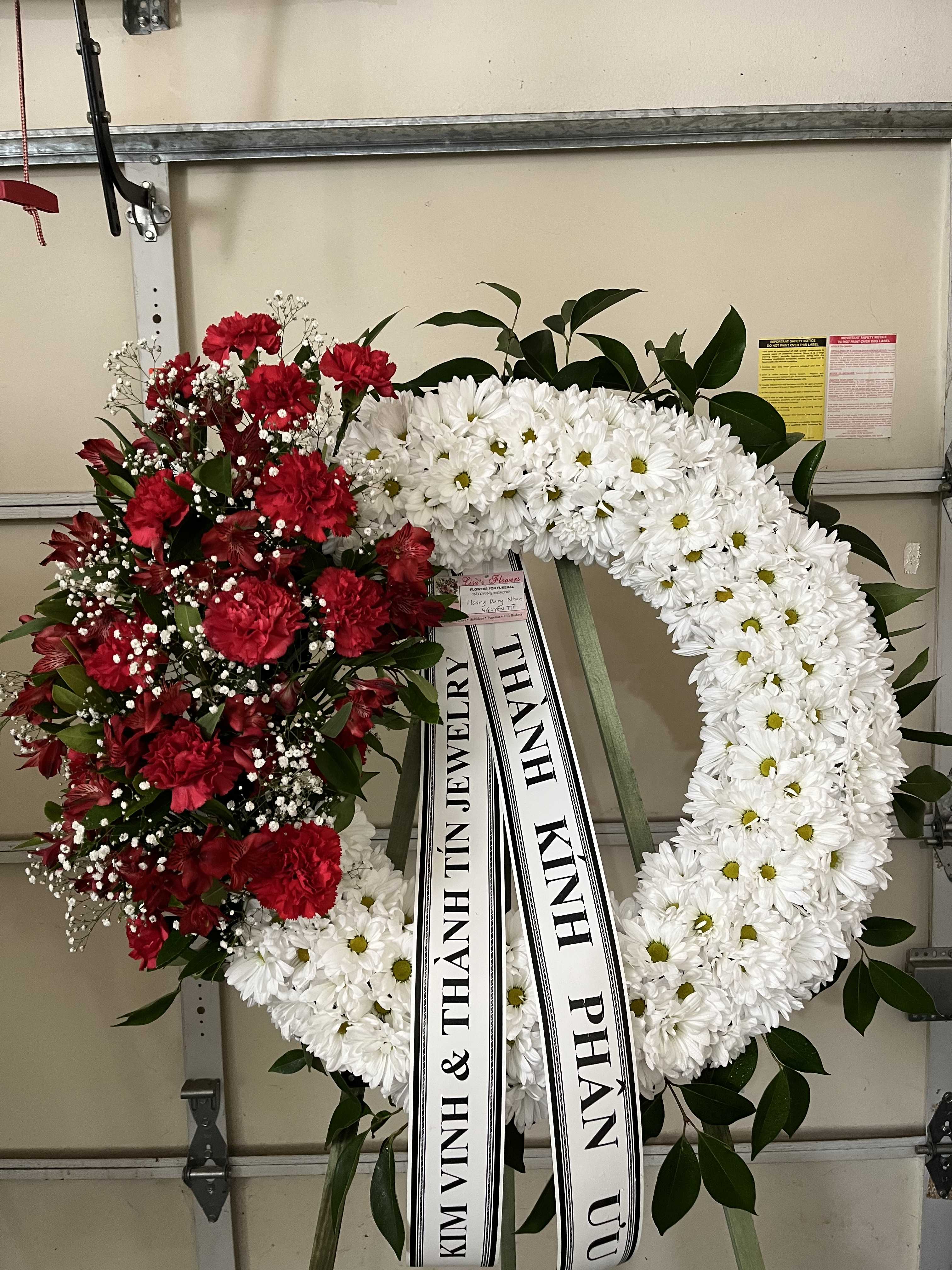 LF2 - Beautiful circle flowers for funeral
