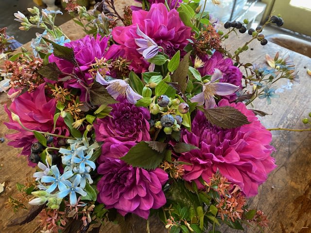 Lagoon Lagoon - Combination of Dahlias with summer texture