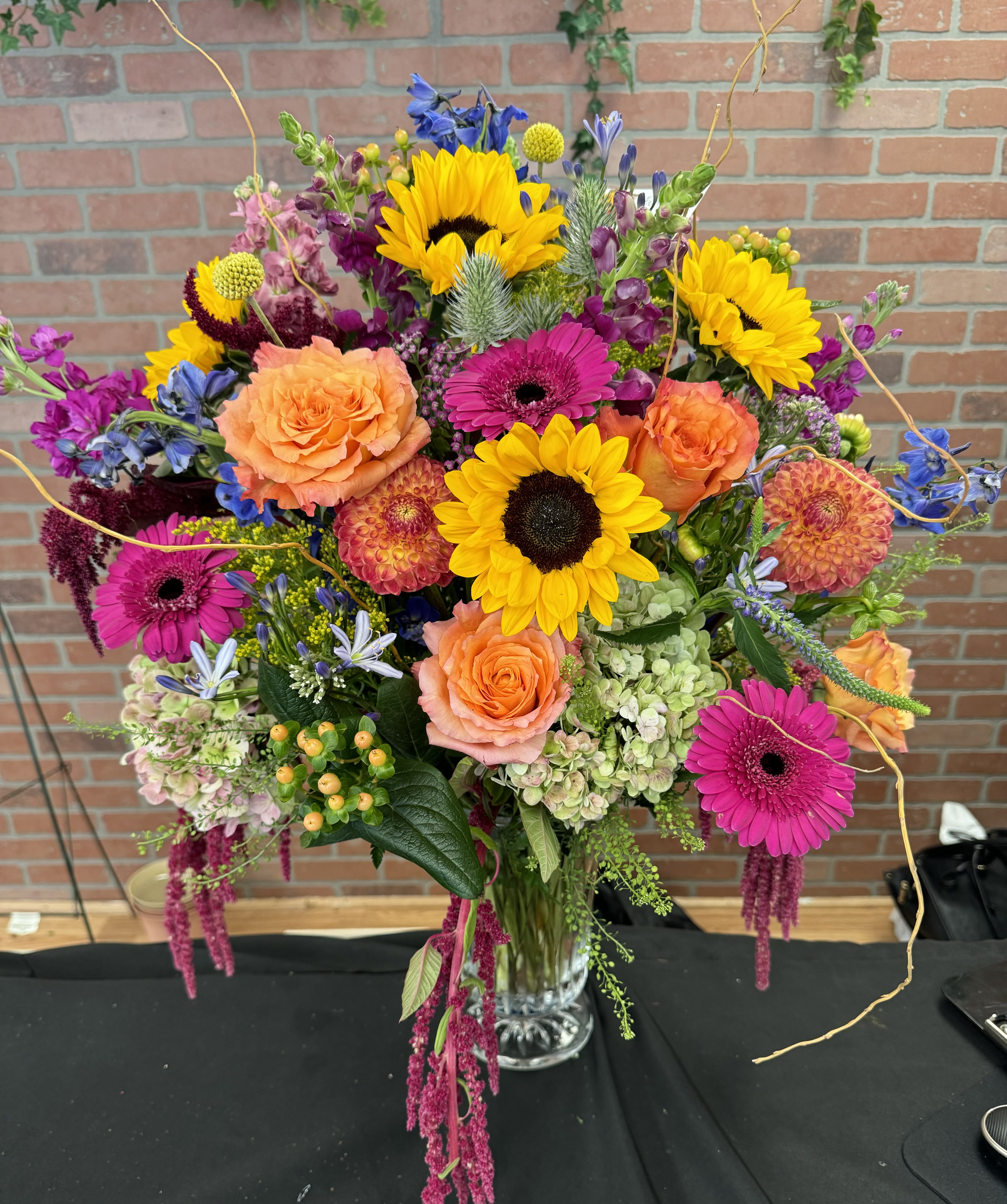 Colorful wishes Colorful wishes - A grand garden variety with bright summer colored blooms designed in a vase
