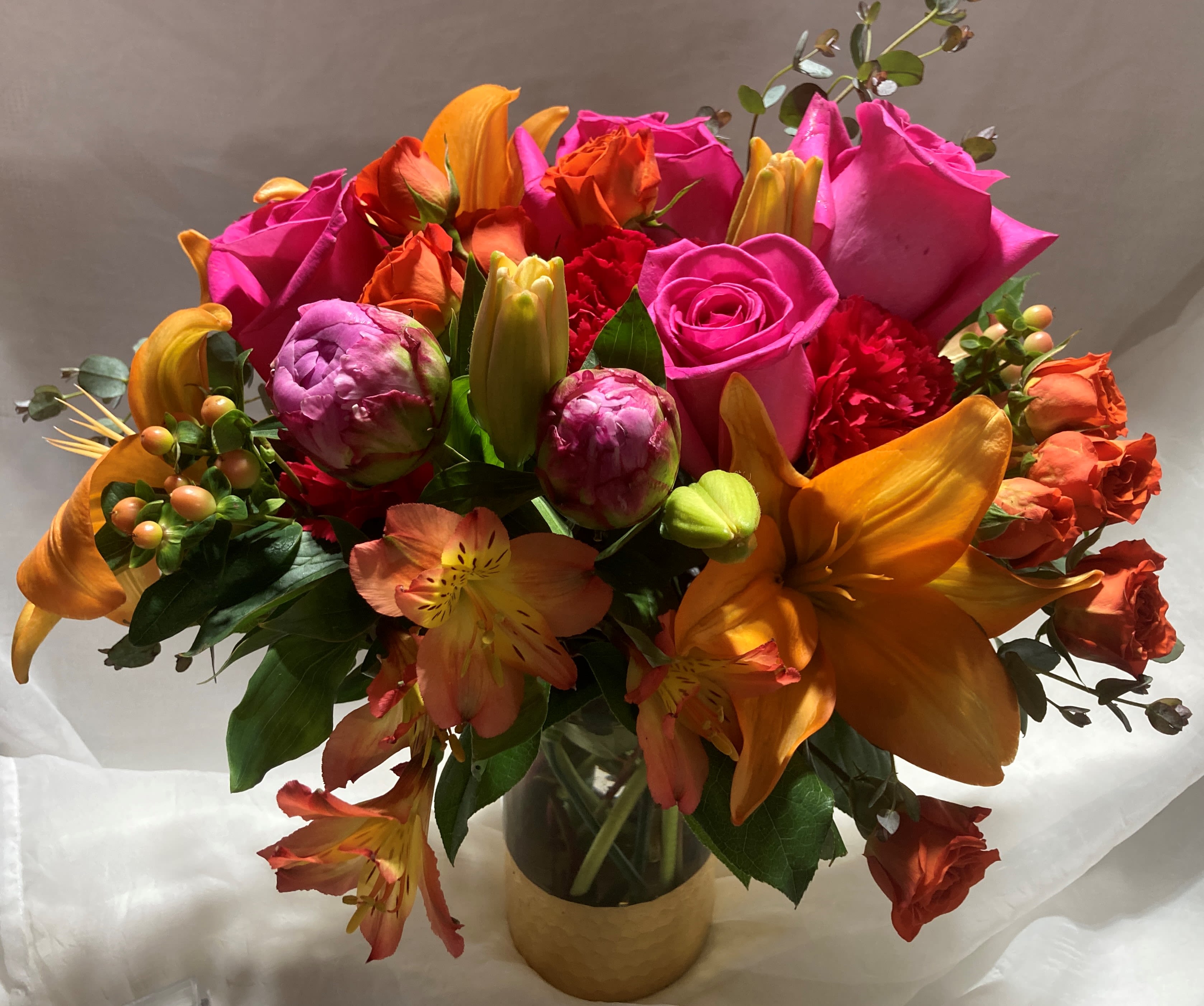 Love that orange and hot pink Love that orange and hot pink - If you love the excitement of the orange and hot pink blooms, this bouquet will be perfect. This bouquet has peonies, roses, spray roses, lilies, alstroemeria, carnations, as available.