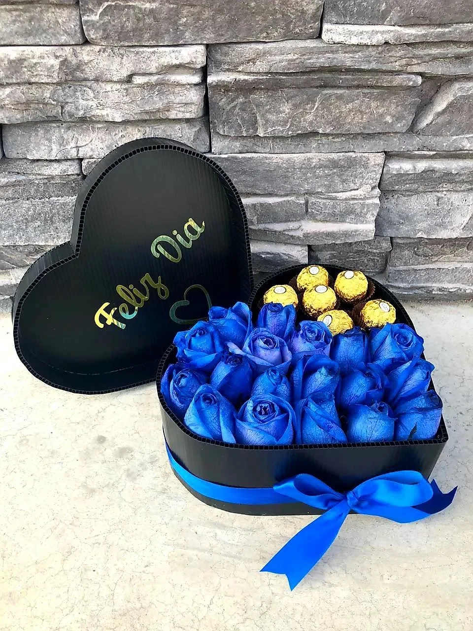 Blue and sweet heart ( Father’s Day or special day ) Blue and sweet heart ( Father’s Day or special day ) - Surprise him on this special day with this beautiful heart-shaped box, with that elegant touch of roses in blue tones and golden ferrero rocher chocolates. Available every day