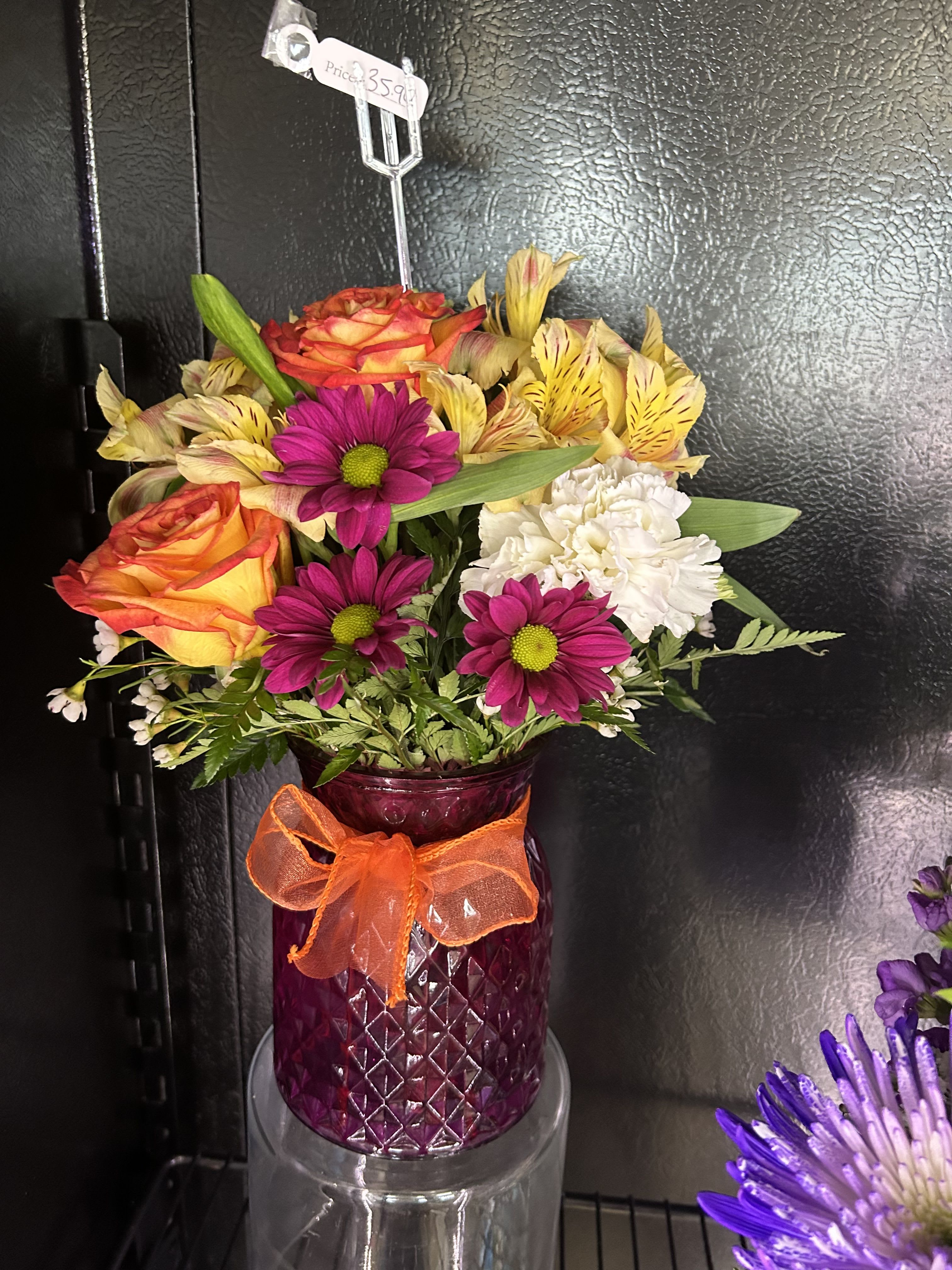 Mix color flower vase Mix color flower vase - mix of fresh Reese’s , daisies, carnations , astromenias wax flowers