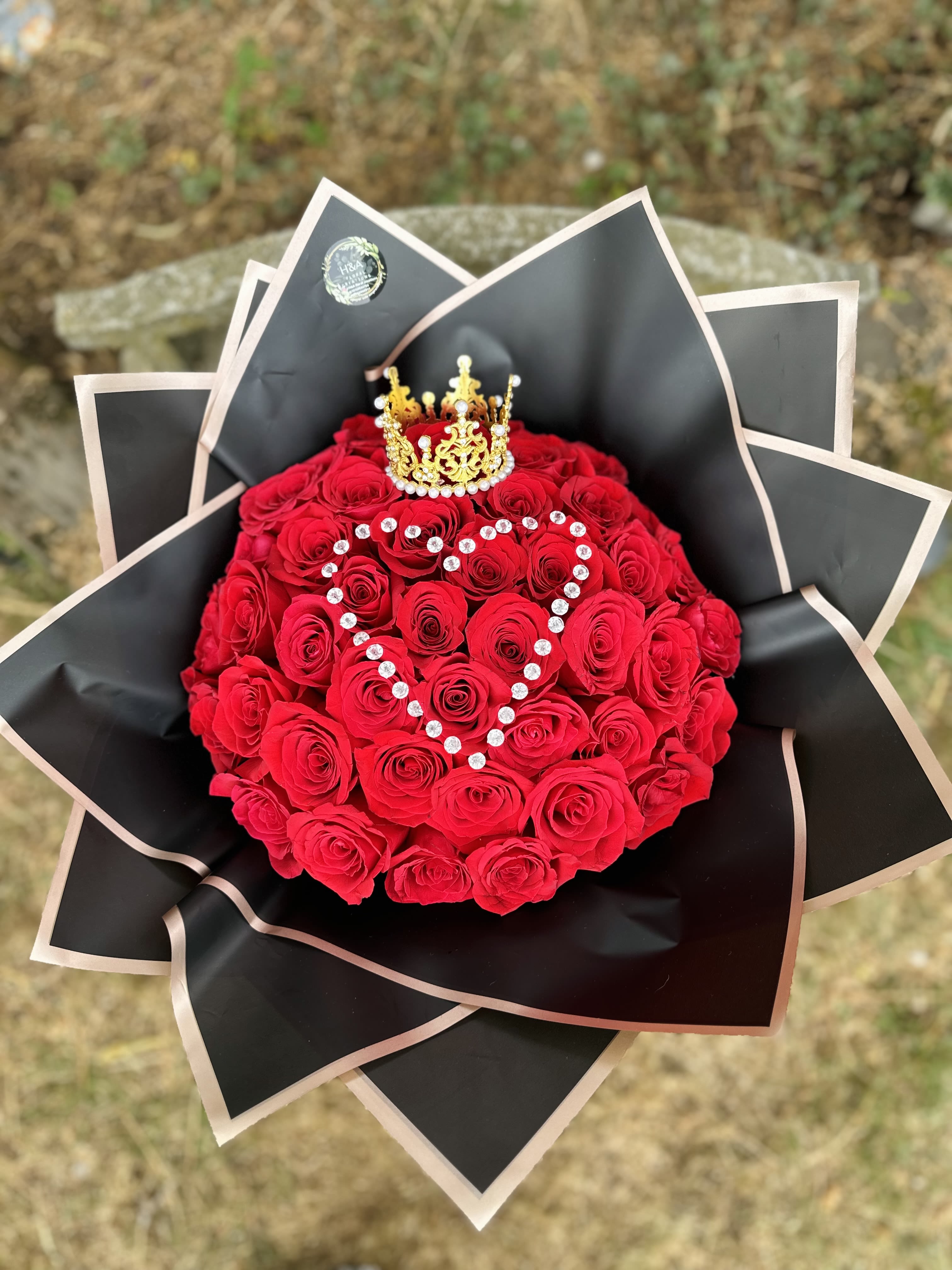 Bright heart bouquet Bright heart bouquet - Bouquet of red roses with heart of crystal pins, crystal crown, black wrapping paper and bow with chrisal brooch, available every day.
