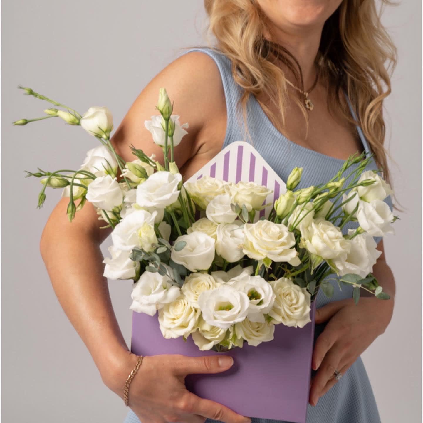 Eternal love envelope box Eternal love envelope box - Beautiful envelop box in white spray roses with Lisianthus