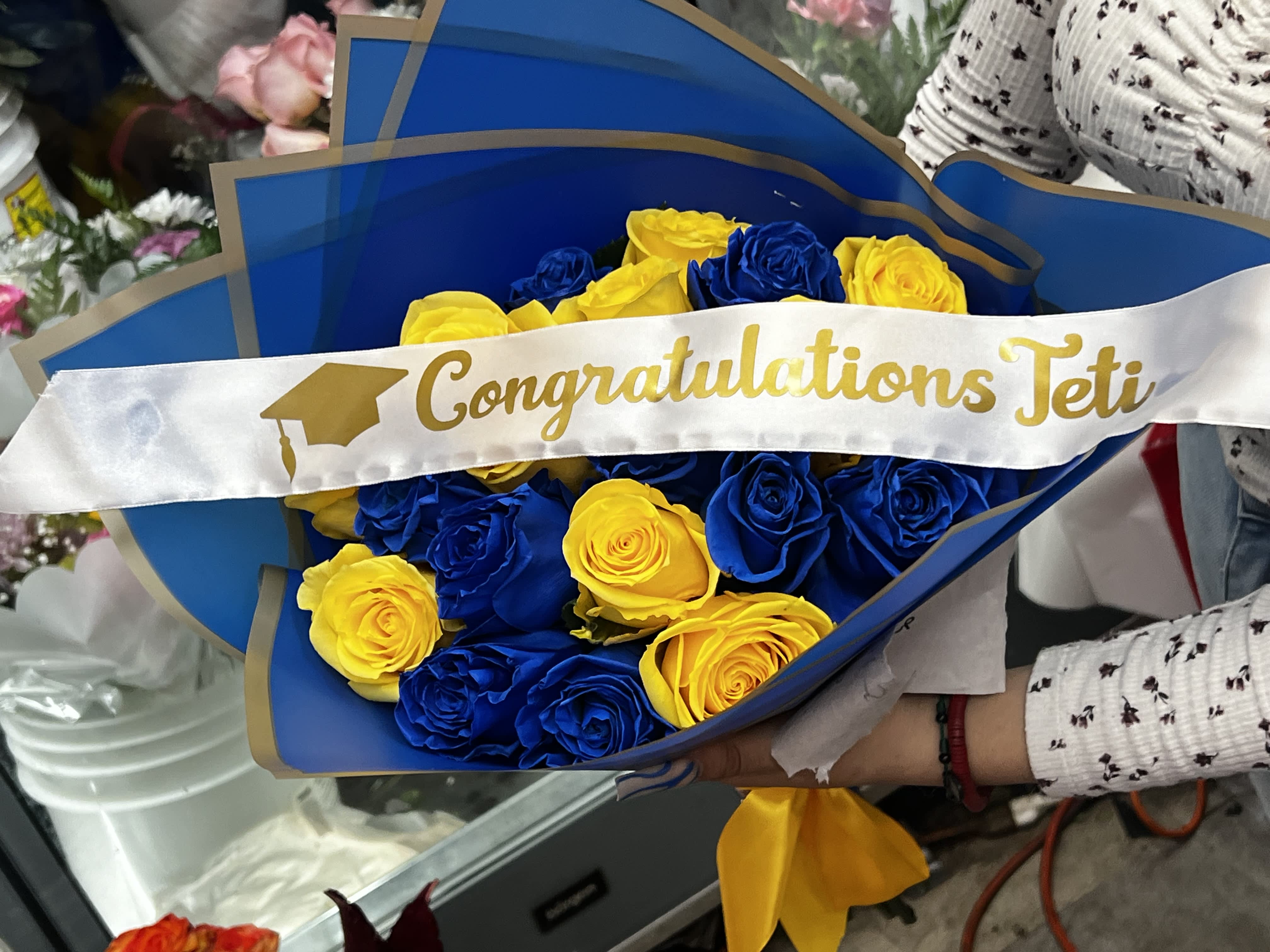 Blue and yellow - Standard comes with  18 roses blue and yellow!, deluxe with 25 roses and the  premium with 50 roses  Order it at least a day in advance to make Sure we have these colors   . If you need it for the same day call us before ordering it.  This bouquet it’s perfect for UCLA graduation too . 